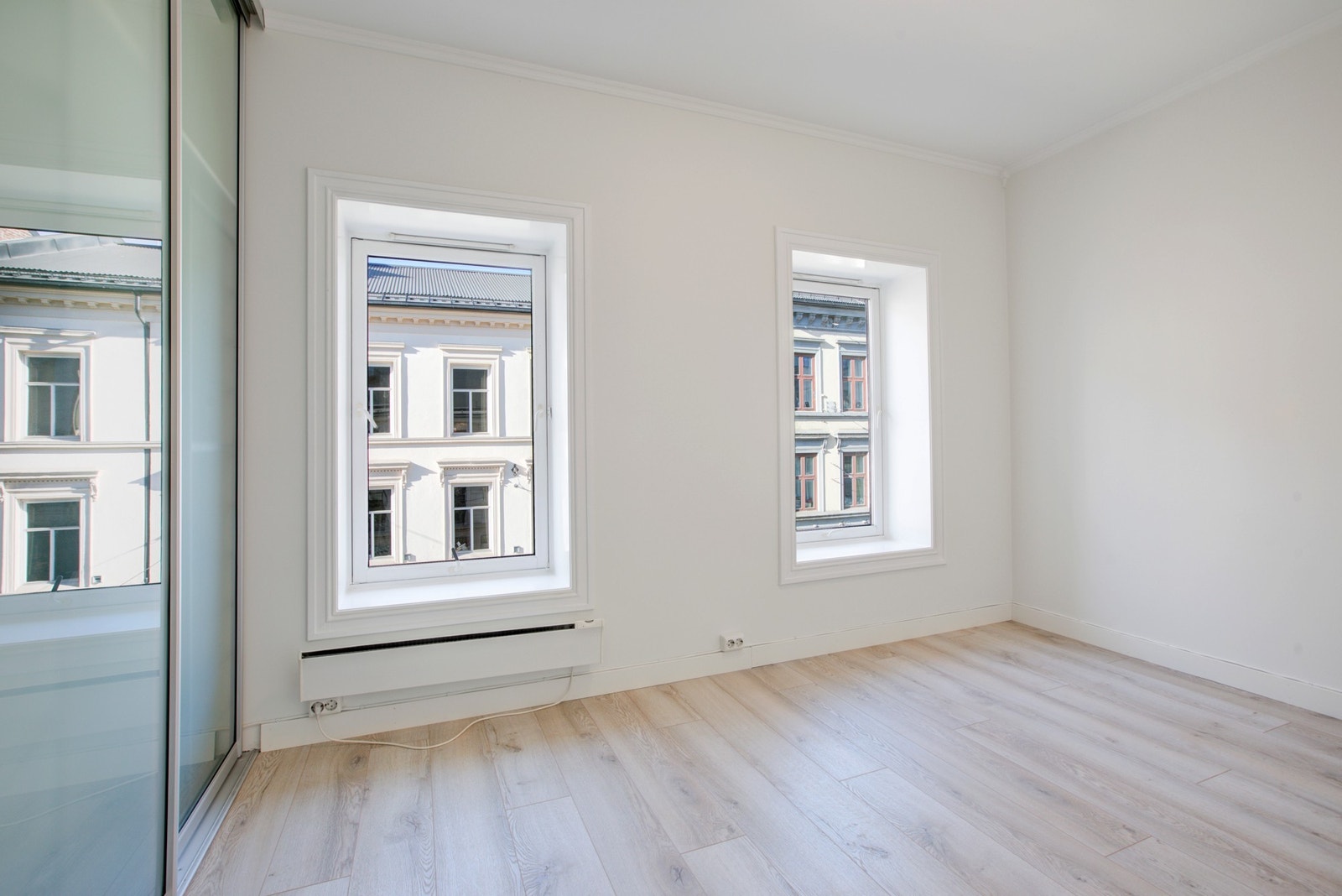 Soverom med skyvedørsgarderobe Galleribilde