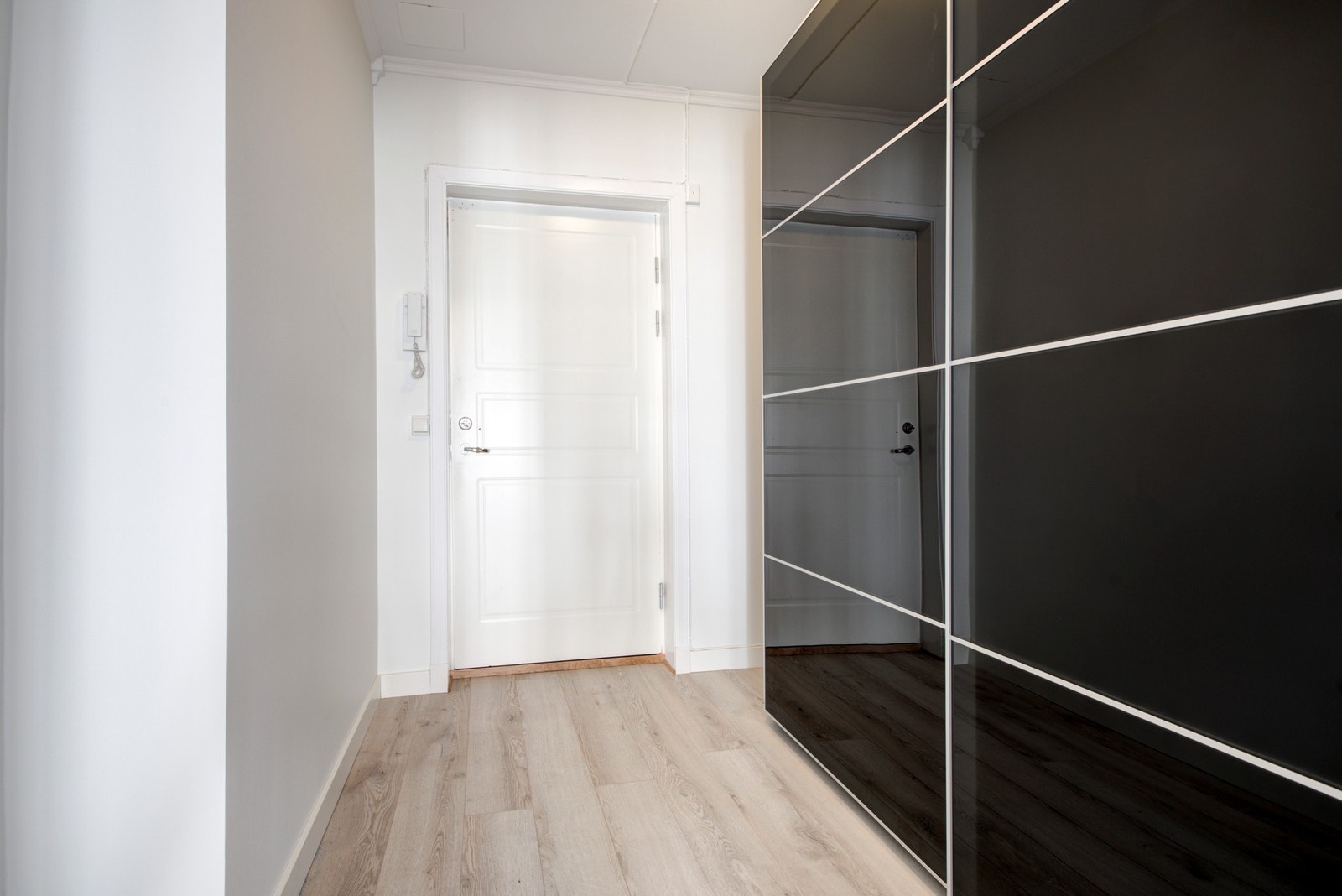 Entre med skyvedørsgarderobe Galleribilde