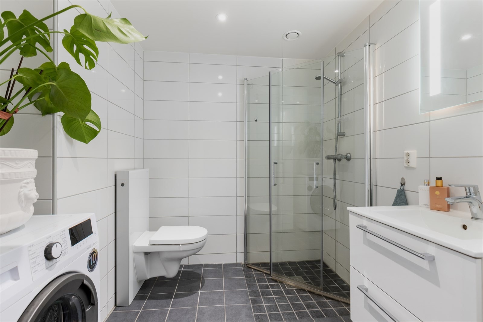 Badet er romslig og har pene flislagte overflater med varme i gulvet. Galleribilde