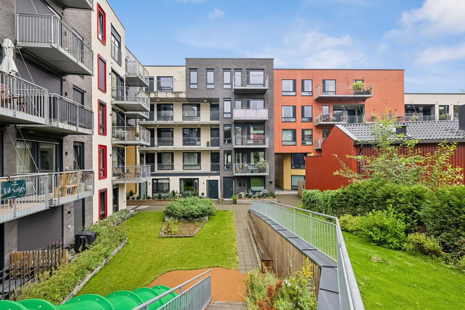 Leiligheten ligger i 1. etasje og har en enkel adkomst direkte fra bakkeplanet. Galleribilde