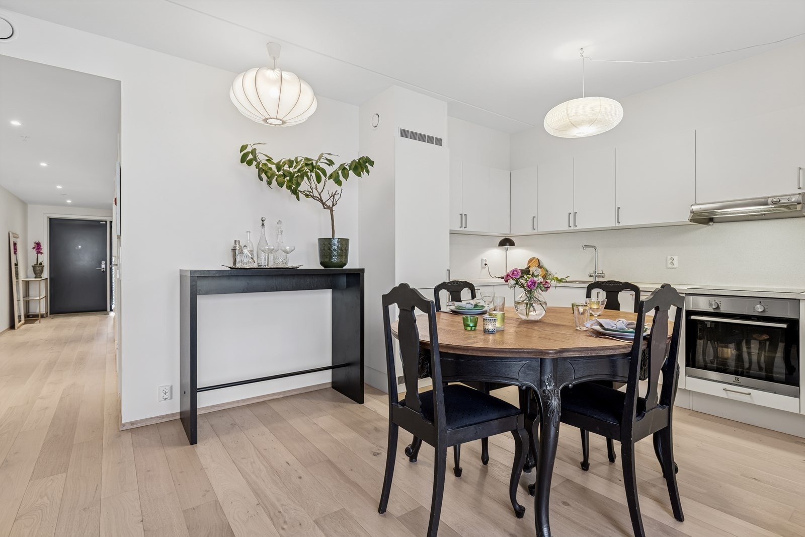 Åpen kjøkken løsning med spiseplass. Galleribilde