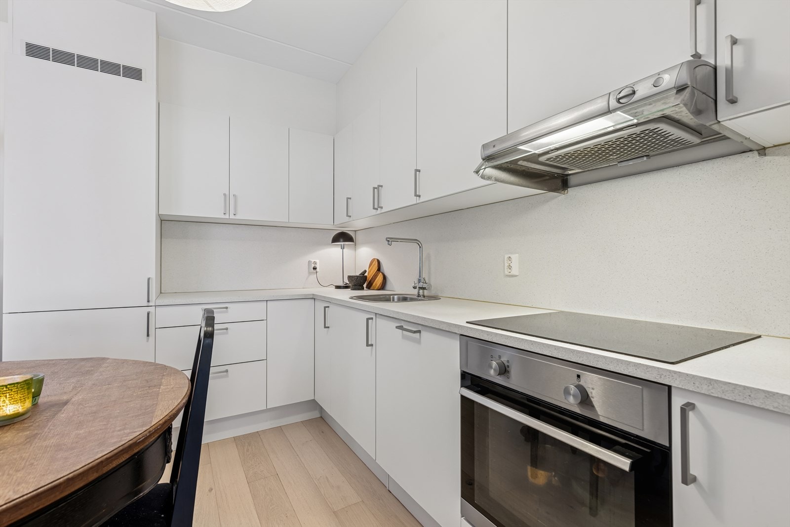 Over benkeplaten er det kitchen wall plater som sørger for en enklere rengjøring. Galleribilde