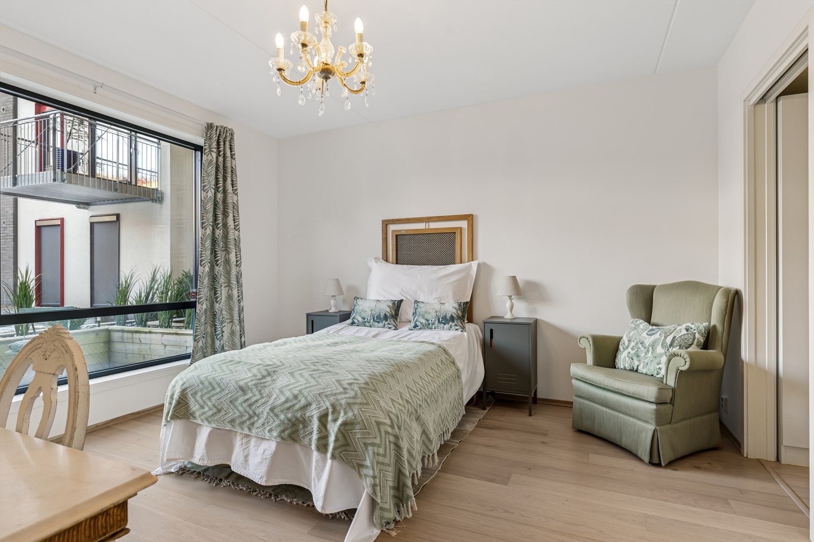 Hovedsoverommet er svært romslig med god plass til seng. Her har du også direkte tilgang til en bod/garderoberom. Galleribilde