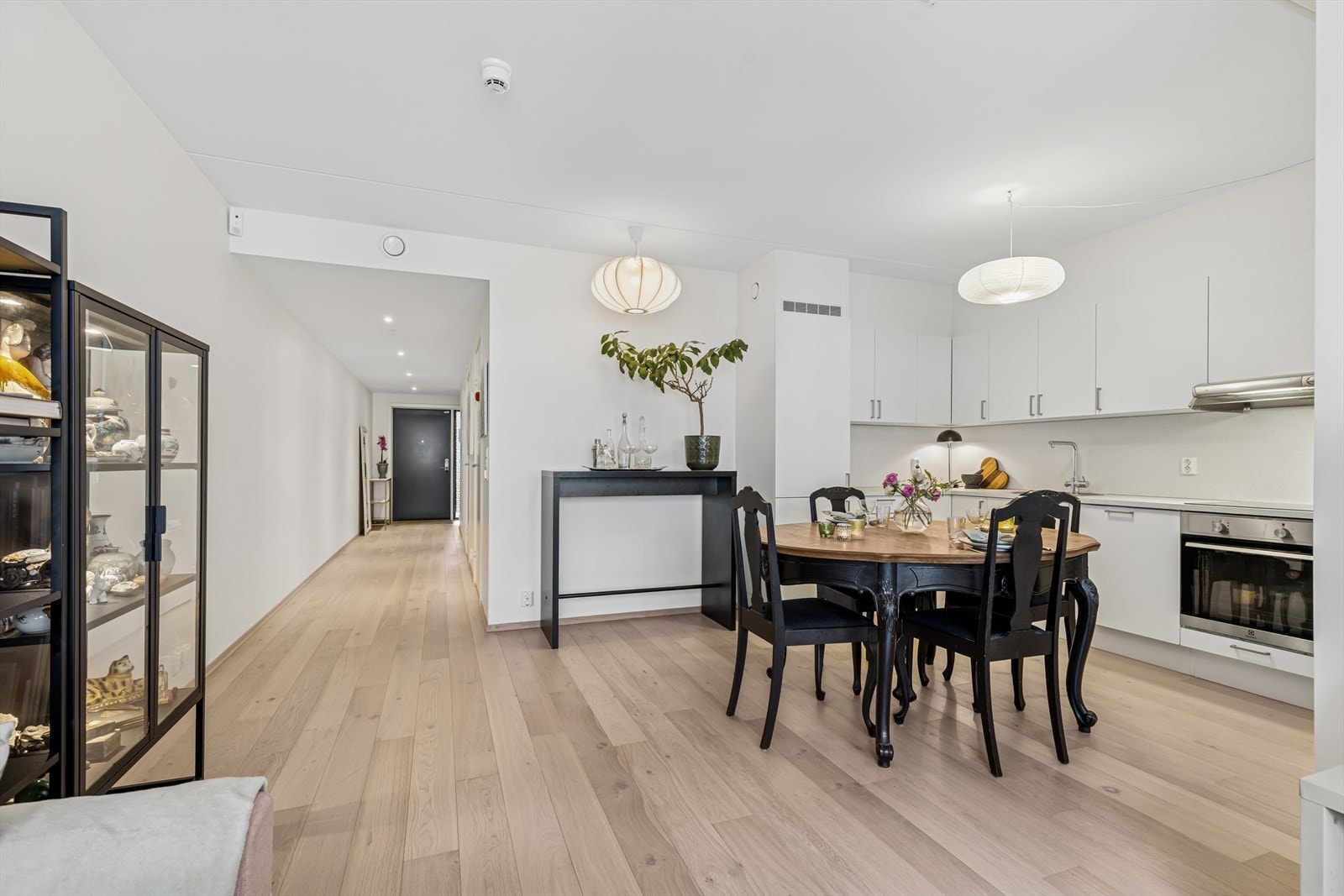 Innredningen har tidløse hvite fronter og en lys grå laminatbenkeplate. Galleribilde