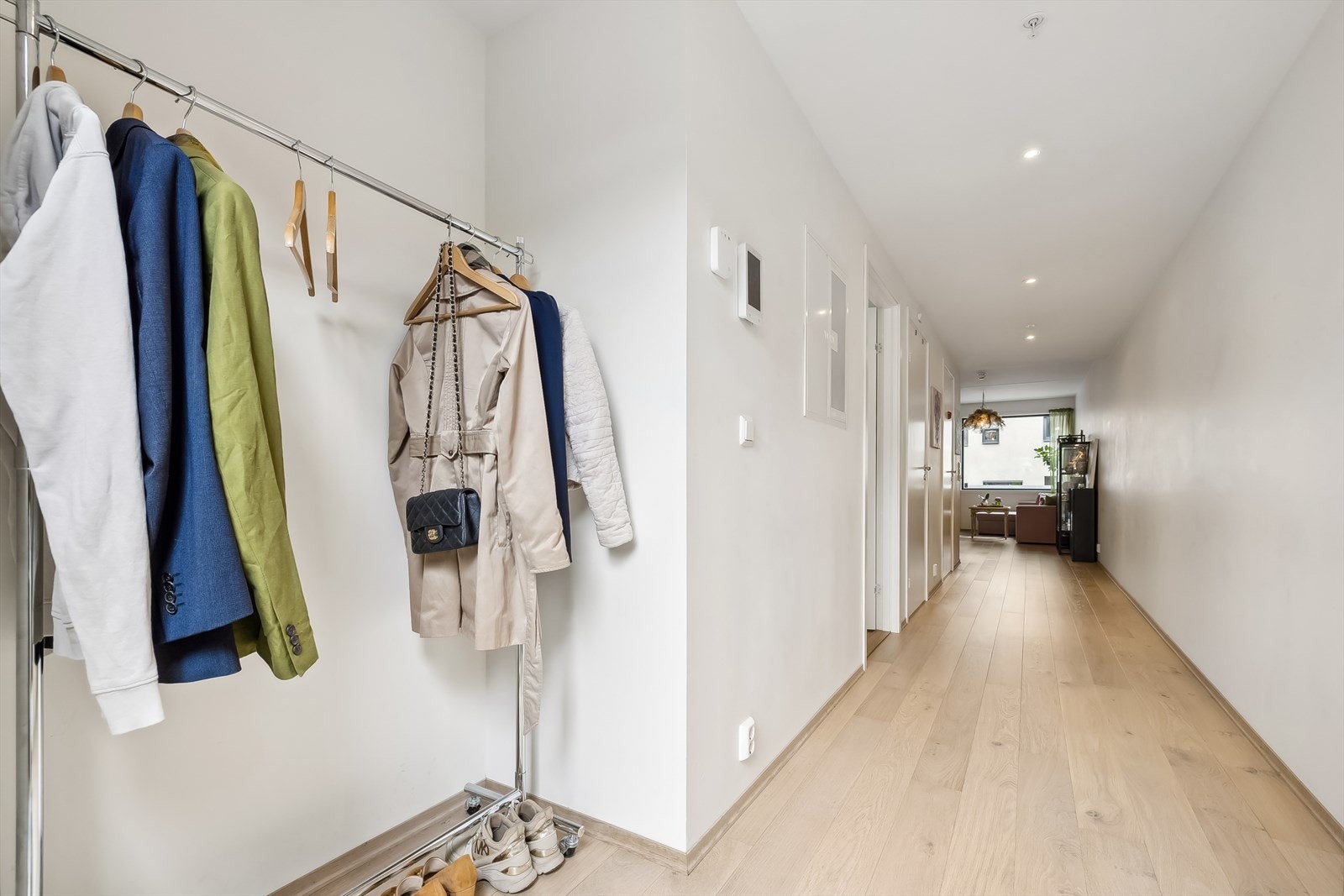 Du ønskes velkommen inn i en lys og tiltalende entré der du har plass til å installere en garderobe eller annet oppbevaringsmøblement. Galleribilde