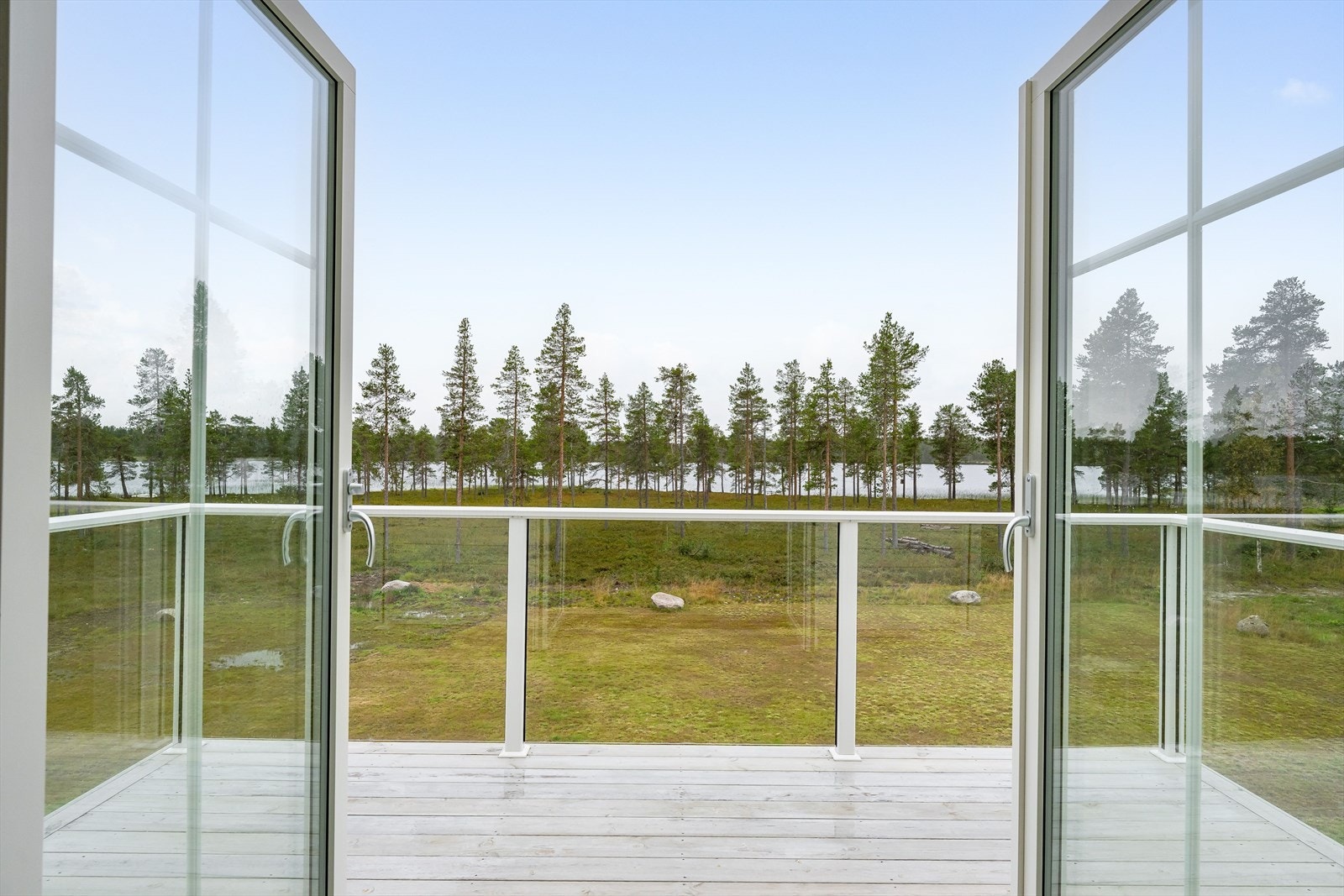 Nydelige omgivelser, flott utsikt og gode solforhold er noe av det denne eiendommen kan by på! Galleribilde