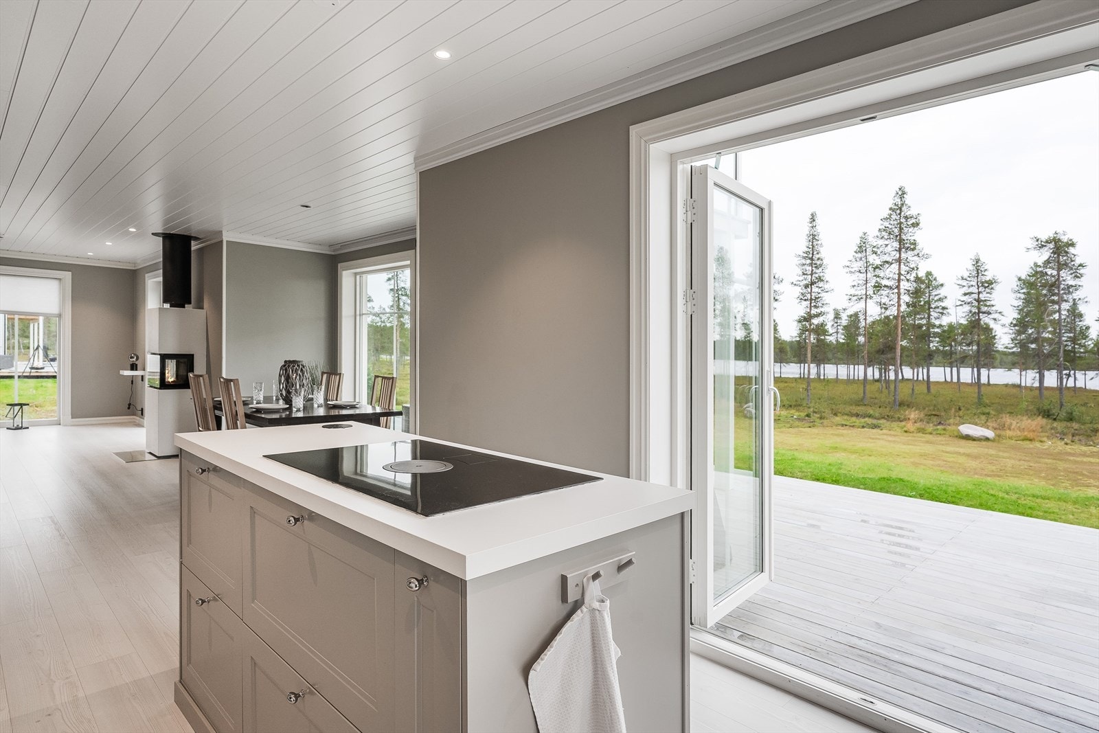 Ved kjøkkenet er det en egen utgang til den store og dels overbygde terrassen på ca. 53 kvm via to-fløyet terrassedør. Galleribilde