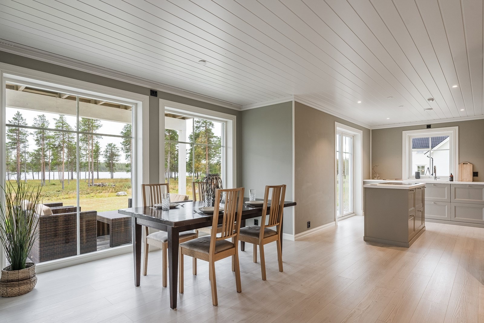 Spisestuedelen ligger i naturlig avstand til kjøkkenet, og den åpne løsningen gjør at man kan holde kontakten med familien- eller venner mens man lager mat. Galleribilde