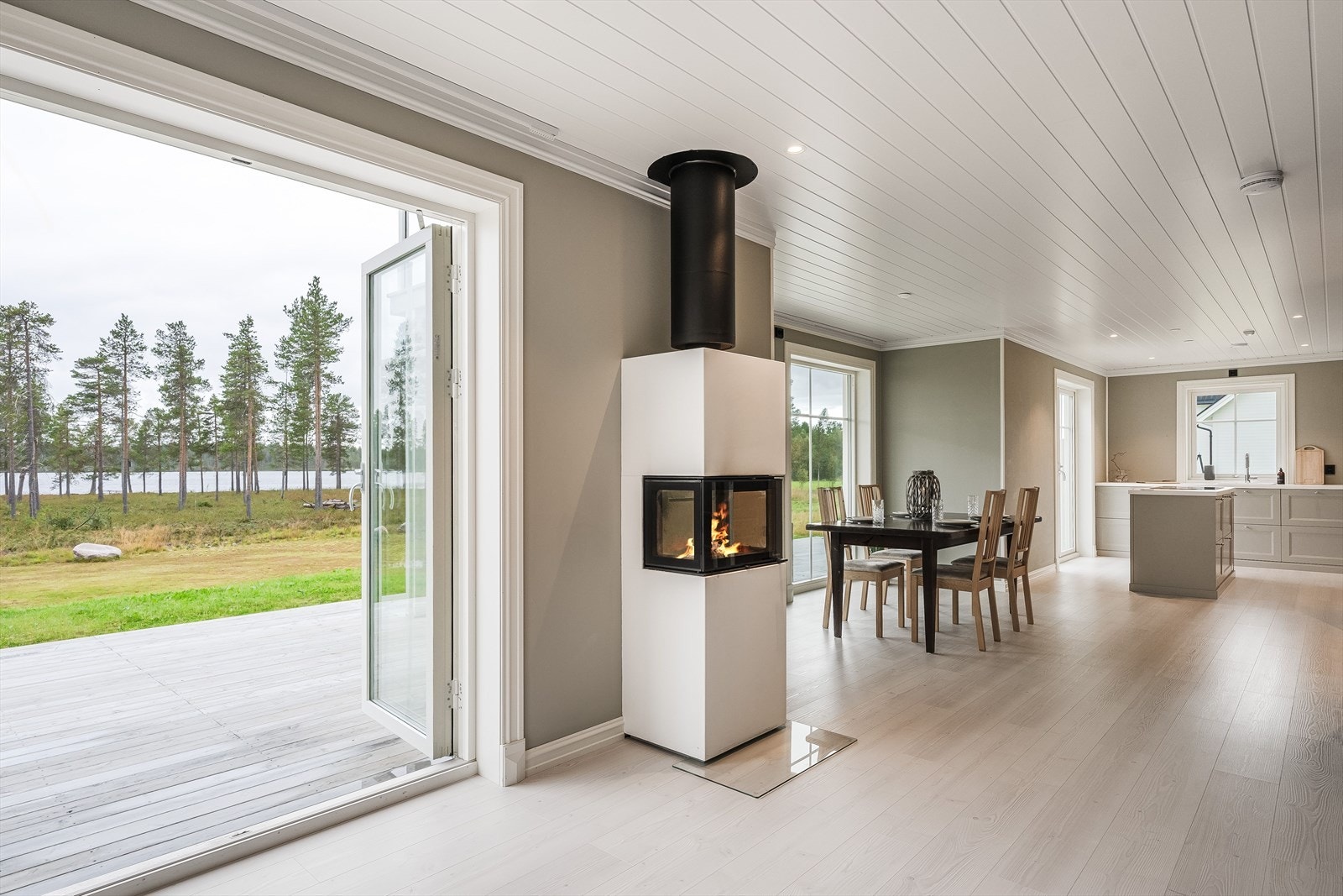 I stuen er det også utgang til terrassen via to-fløyet terrassedør. Galleribilde