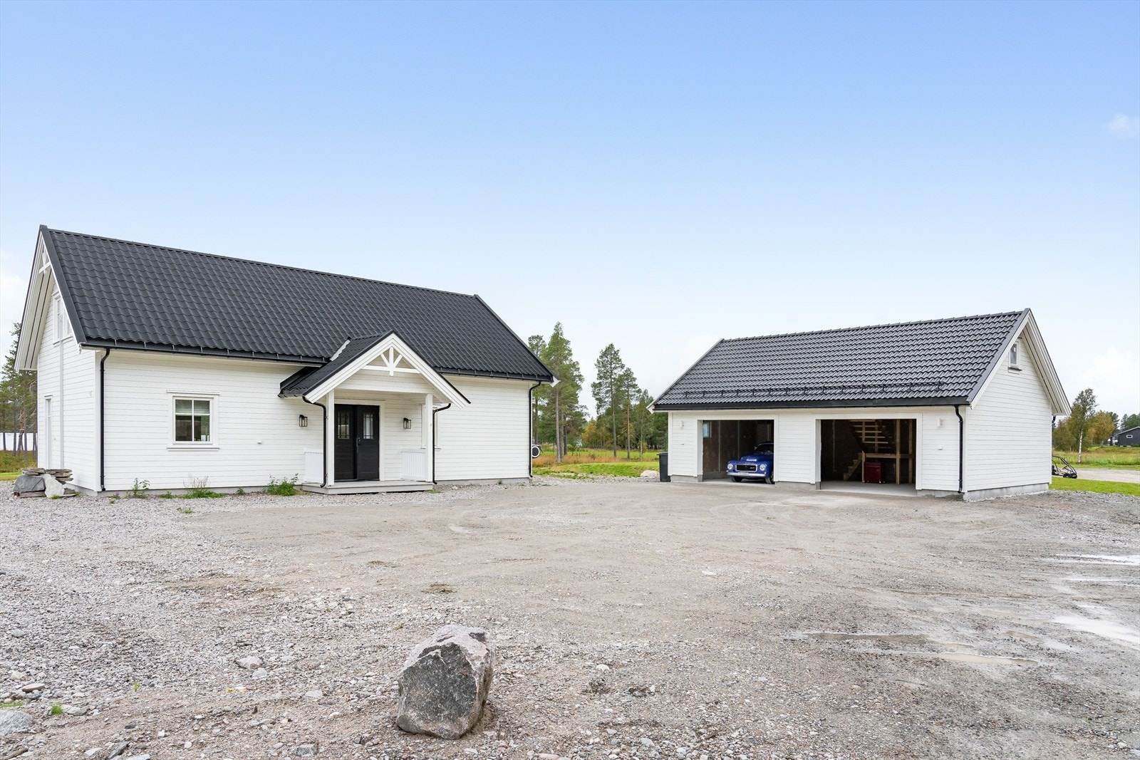 En særdeles romslig gårdsplass med god plass for parkering! Galleribilde
