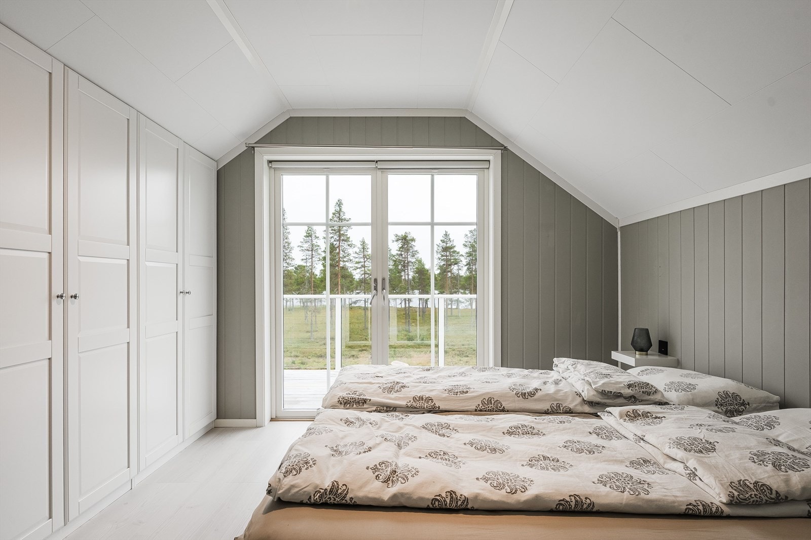 Hovedsoverommet har delikate fargevalg og er innredet med en romslig garderobeløsning. Herfra er det utgang til den sør-vestvendte verandaen. Galleribilde