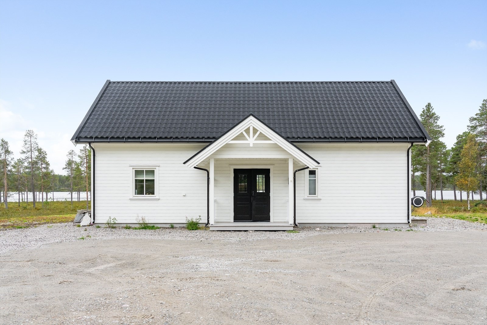 Er du på jakt etter en helt spesiell, tilnærmet helt ny og meget lekker bolig med garasje kan dette virkelig være eiendommen du ser etter! Galleribilde