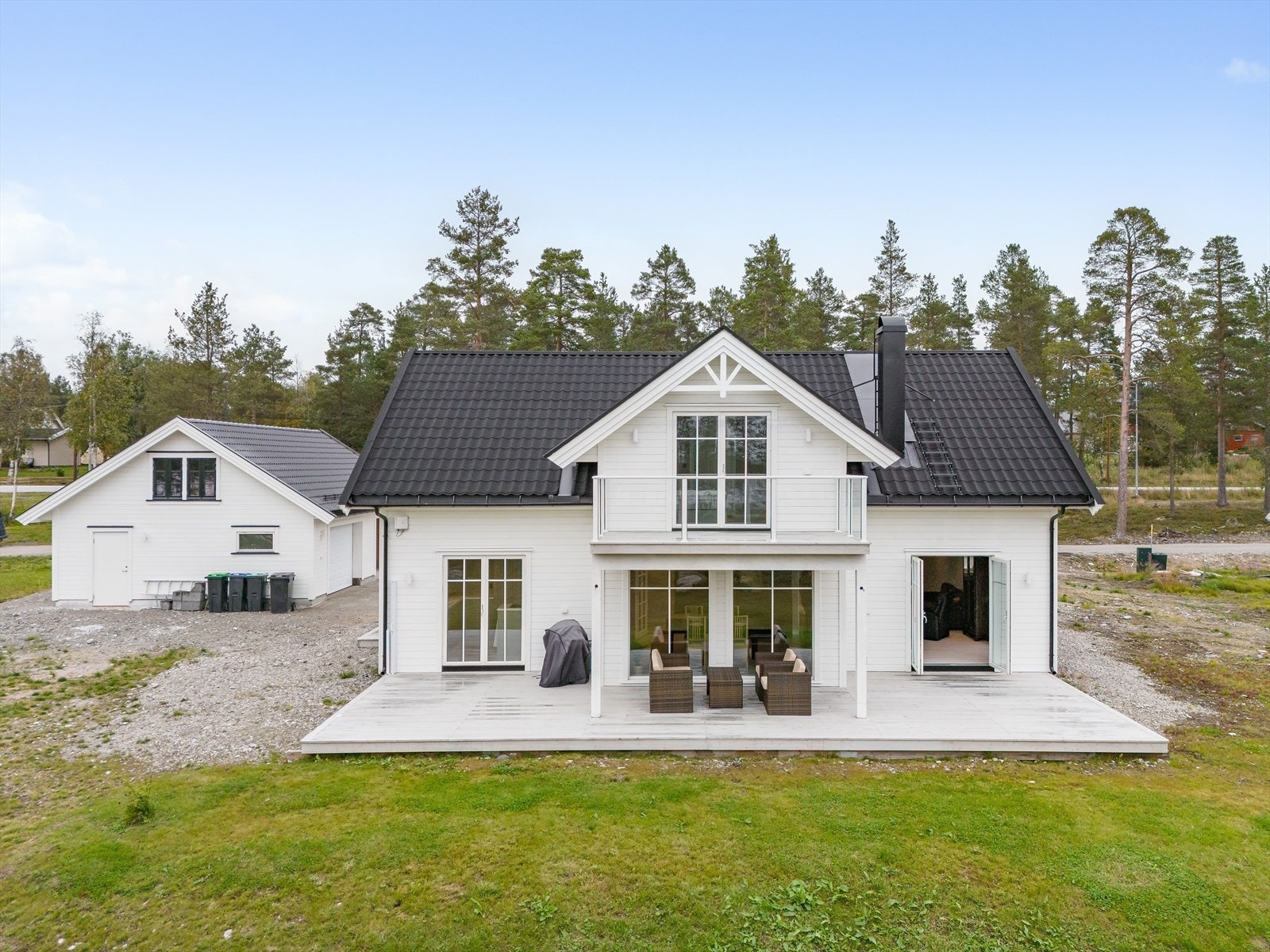 Eneboligen som ble oppført i 2022 har hele 4 soverom, 2 bad og separat vaskerom med egen inngang. På den romslige tomten står det også oppført en dobbelgarasje fra 2023. Galleribilde