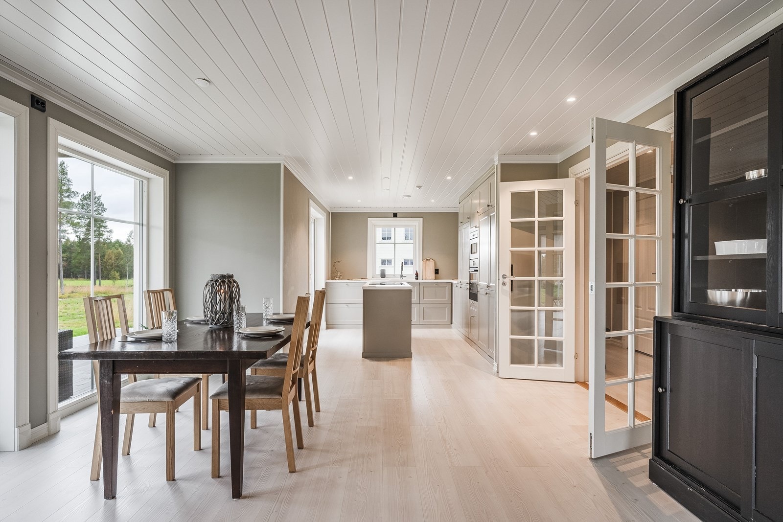 Boligen har et svært gjennomført og helhetlig uttrykk, med sine slette vegger, lekre gulv og downlights i himling. Galleribilde