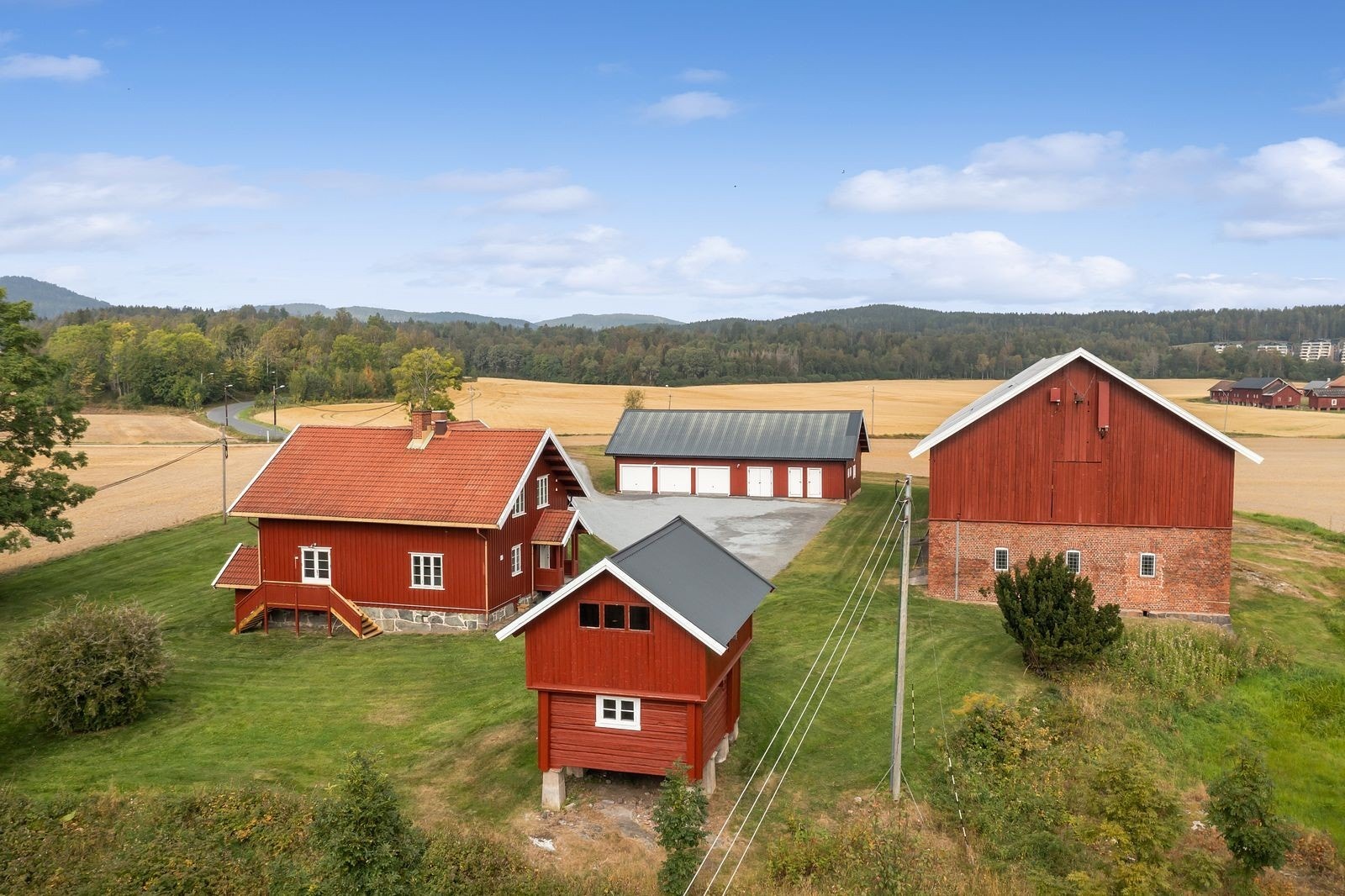 Gården består av hovedhus, drengestue, stabbur og garasje med uthus. Galleribilde