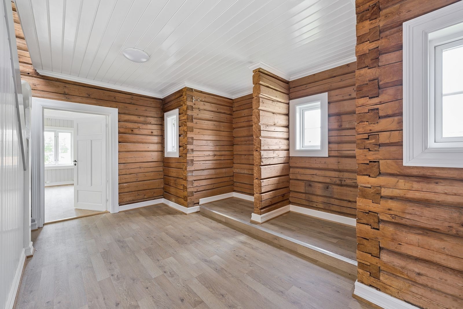 Originale laftede vegger i entré. Det er i dag satt inn skyvedørsgarderobe. Galleribilde