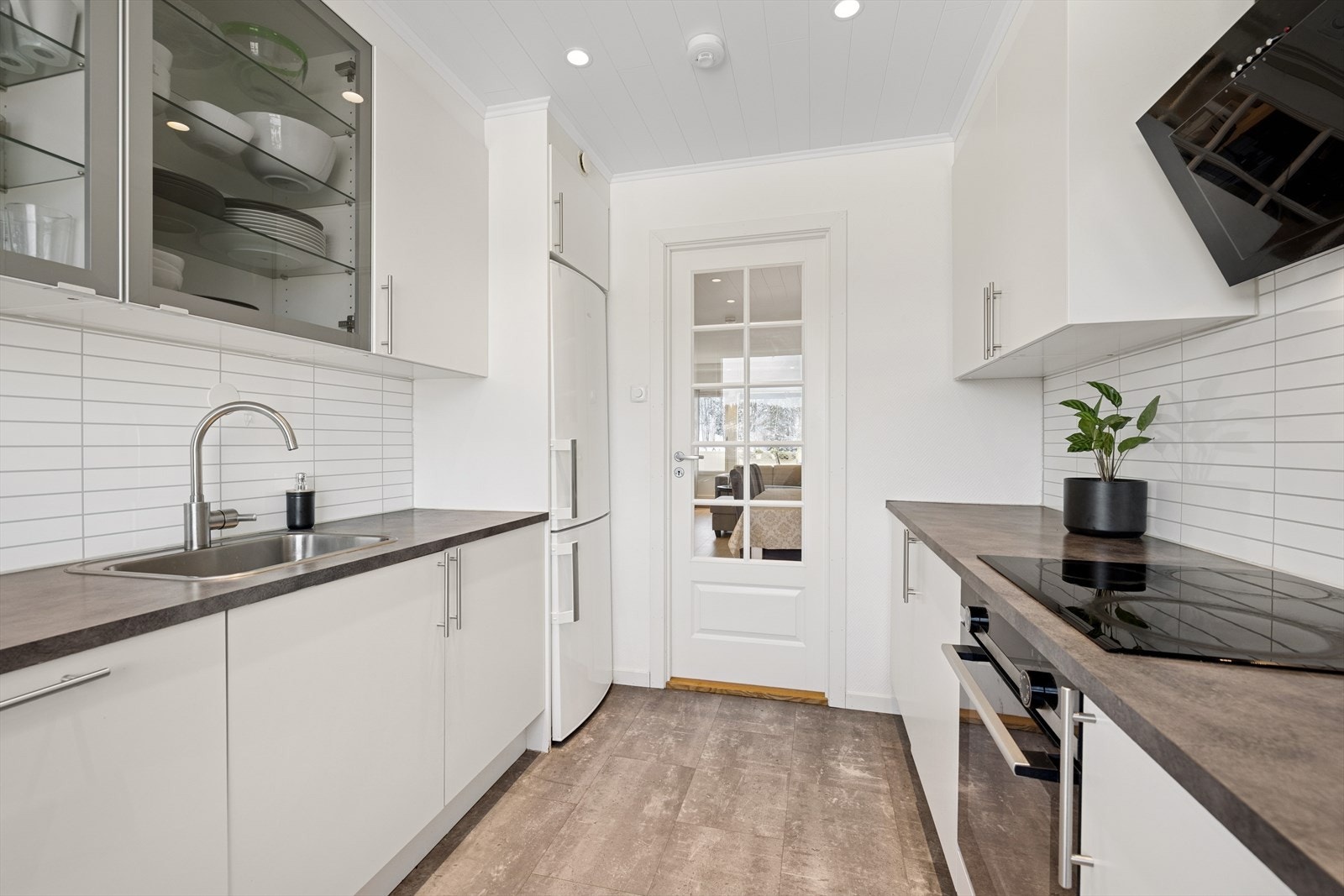 I innredningen er det integrert stekeovn, platetopp og oppvaskmaskin. Frittstående kjøl/frys. Galleribilde