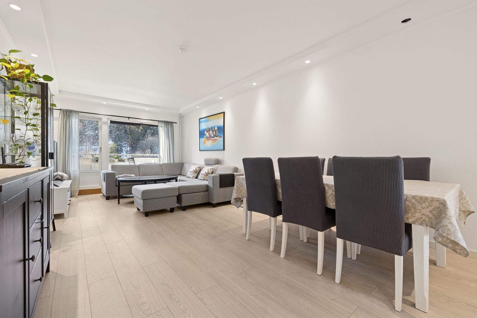 Gode vindusflater sørger for at rommet får godt med naturlig lys Galleribilde