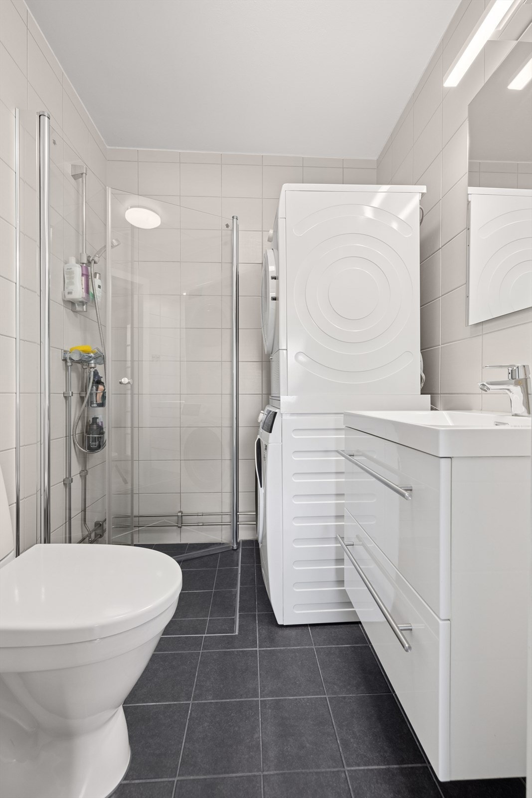 Pent flislagt bad med behagelige varmekabler i gulv Galleribilde