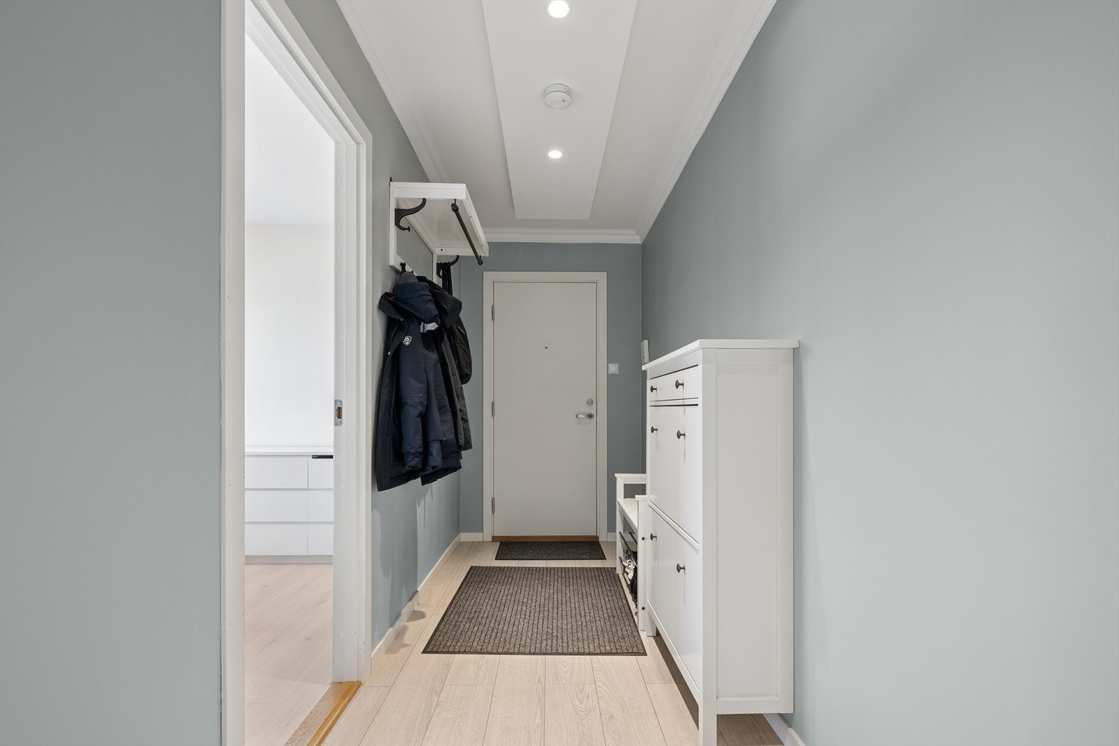 Velkommen inn! Hyggelig entré med plass for enkle garderobe- og opphengsløsninger. Galleribilde