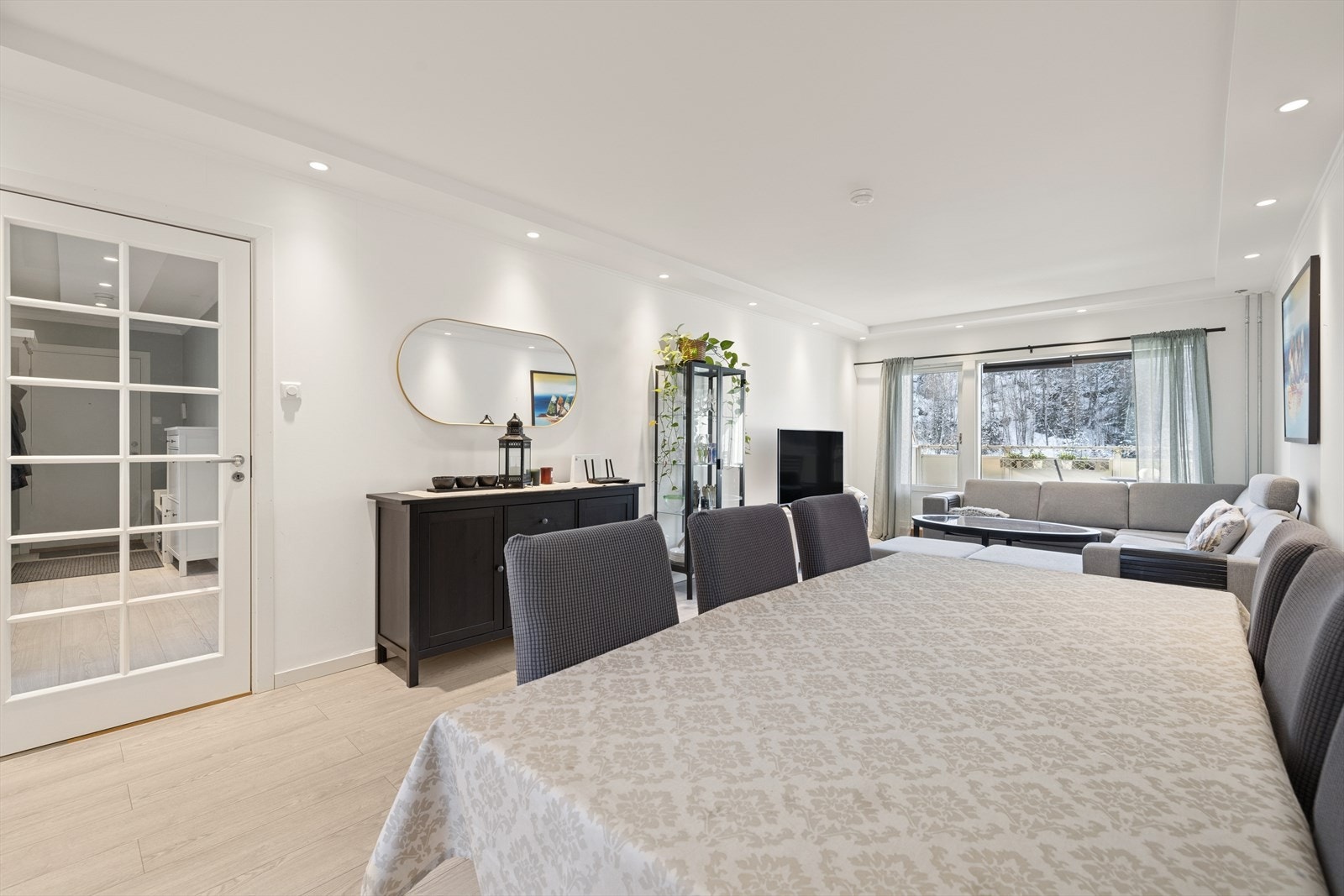 Vi beveger oss inn i en lys og innbydende stue Galleribilde