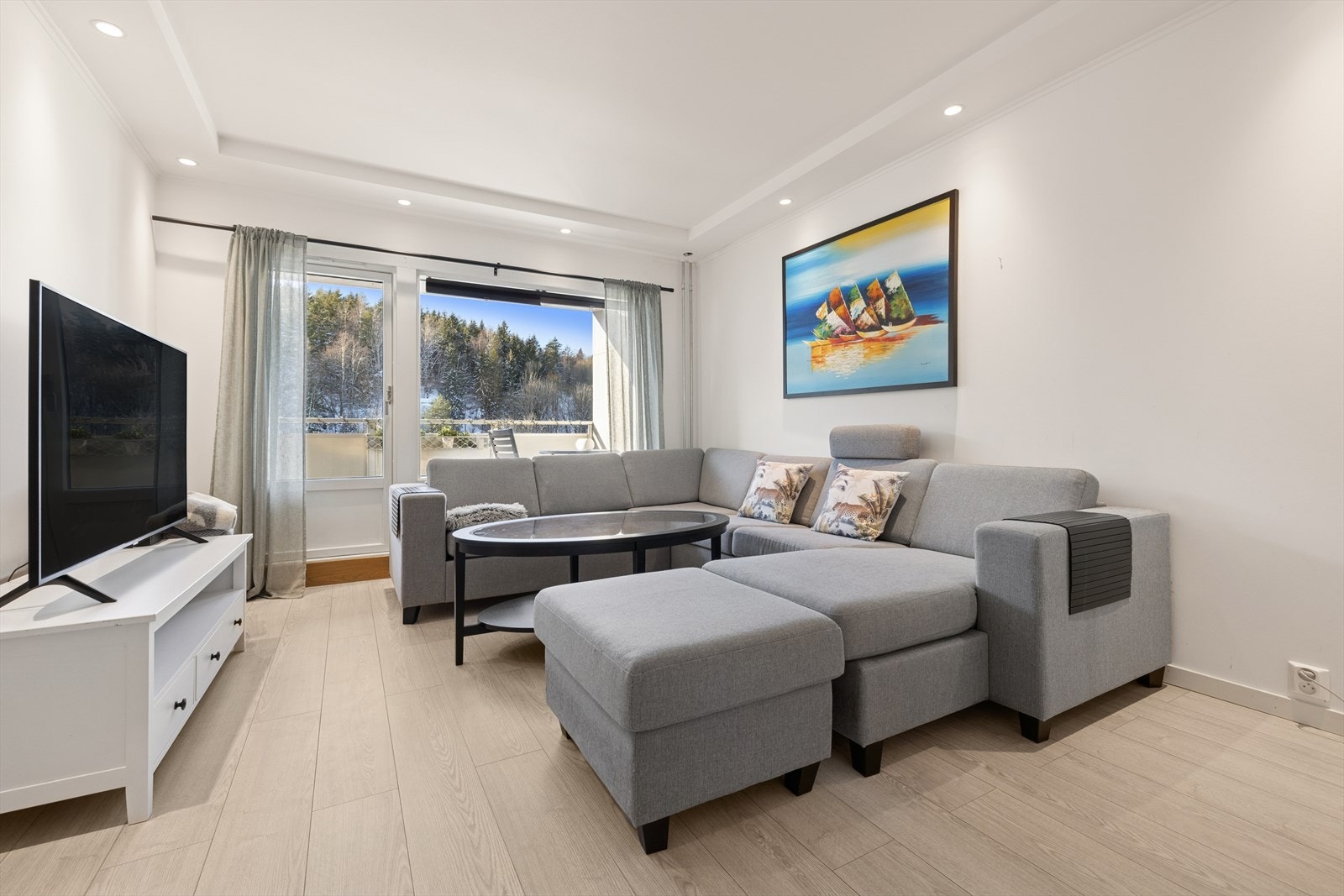 Sofakroken finner fort sin naturlige plass i rommet, og tv-en kan med fordel plasseres mot/på vegg. Galleribilde