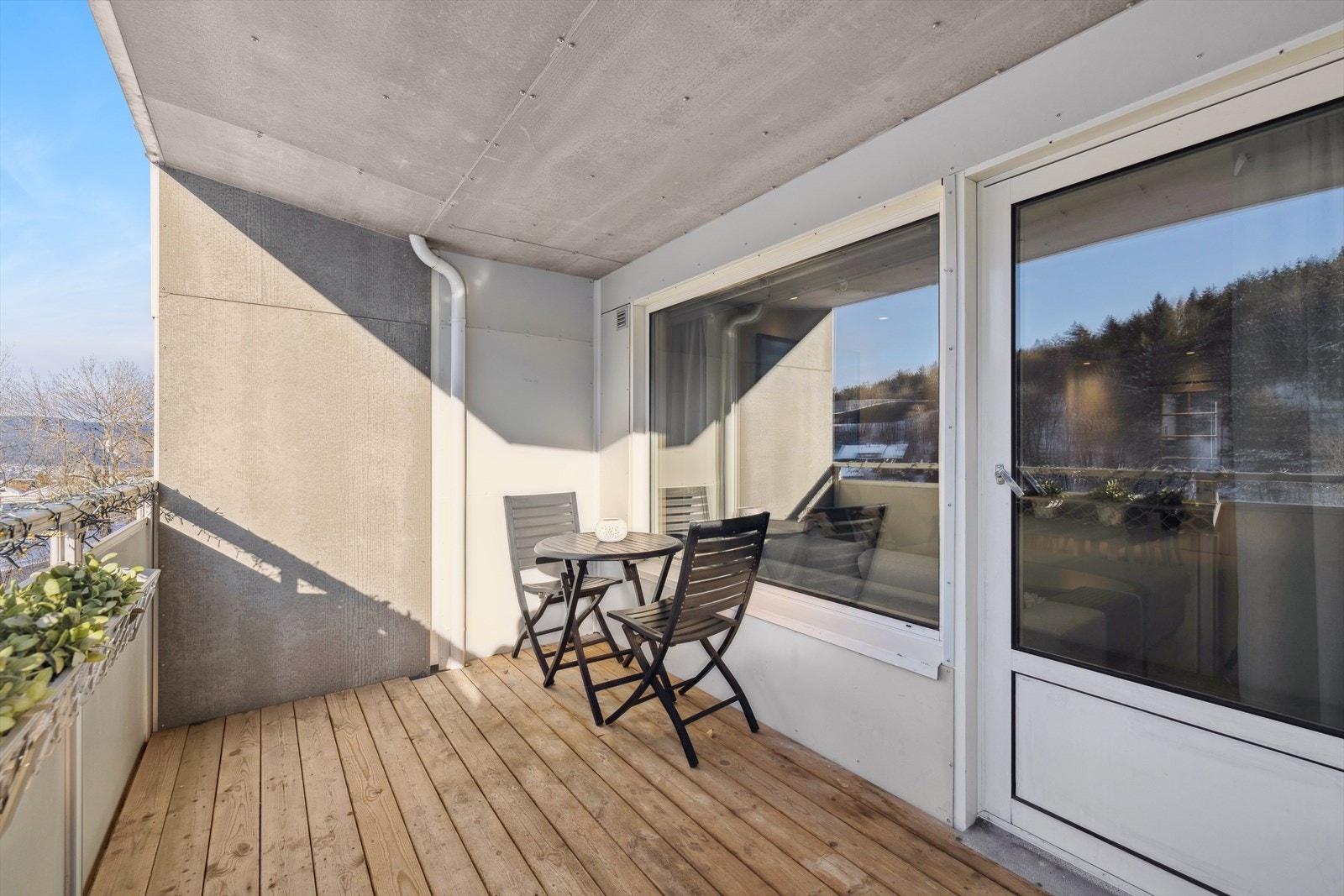 Fra stuen er det videre utgang til en flott overbygget balkong Galleribilde