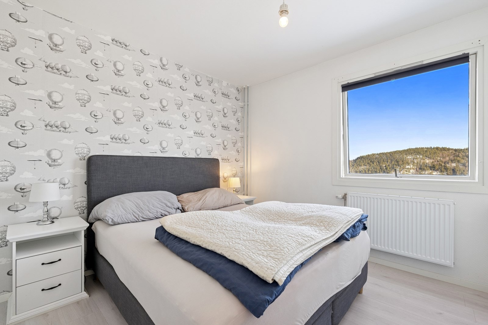 Romslig hovedsoverom med god plass for dobbeltseng og nattbord Galleribilde