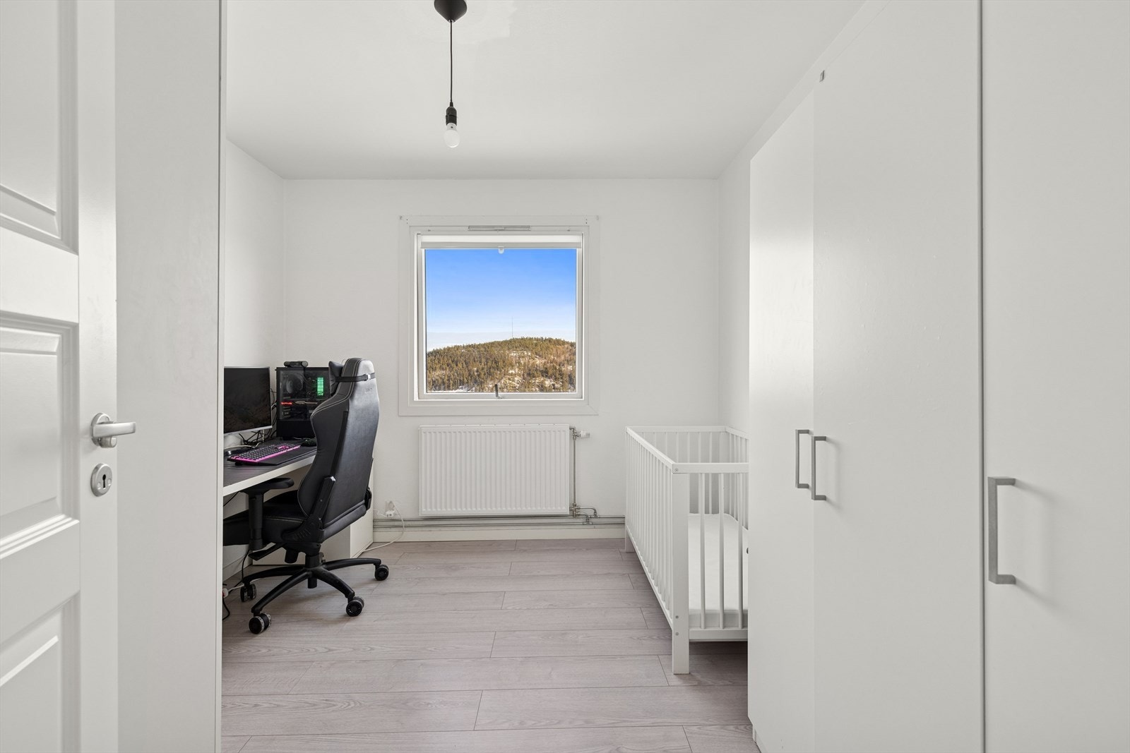 Soverom 2 er noe mindre, men like fullt godt. Fungerer utmerket som barnerom. Galleribilde