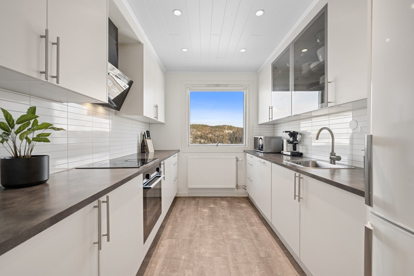 Stilrent og moderne Norema-kjøkken fra 2019. Her har en alt en måtte trenge av skap-, skuff- og benkeplass. Galleribilde