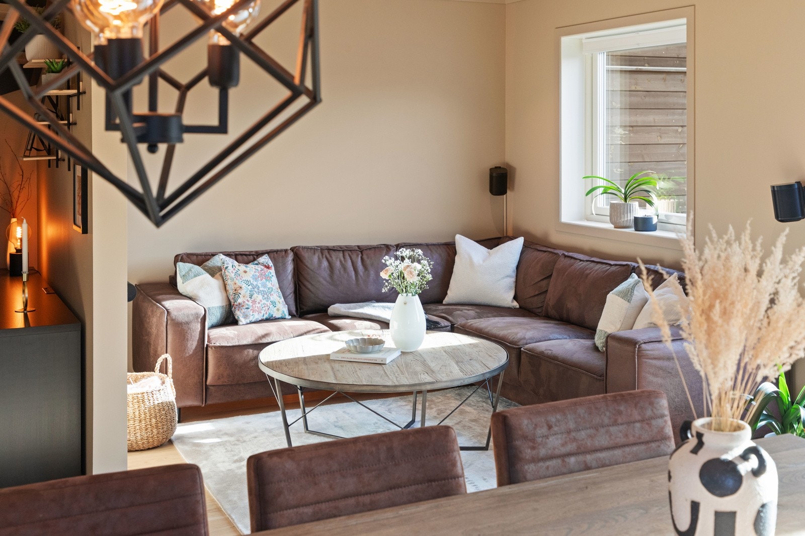 Velkommen til Vearveien 32 A - en stilfull og innbydende halvpart av en vertikaldelt tomannsbolig fra 2021. Galleribilde