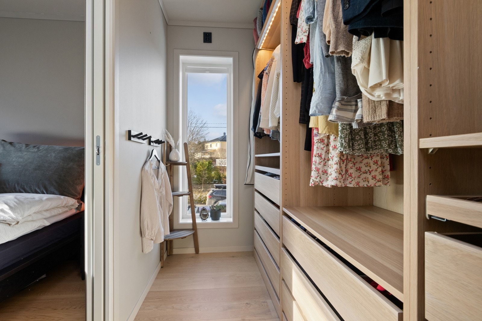 I tilknytning til hovedsoverommet er det et innredet walk-in closet. Galleribilde