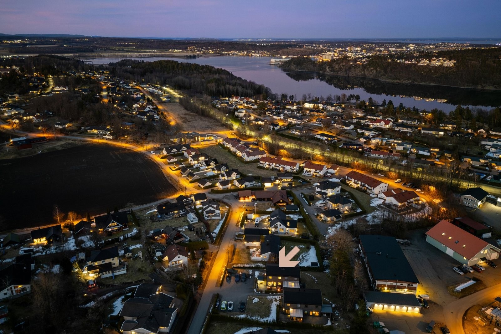 Vear barne- og ungdomsskole ligger i kort gangavstand, og i nærområdet er det lekeplasser, fotballbane, idrettshall og treningssenter. Galleribilde