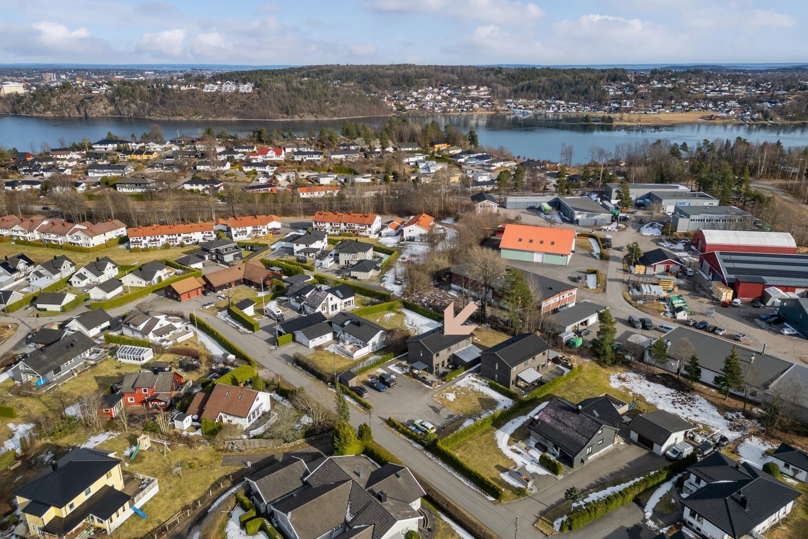 Eiendommen ligger i et etablert og attraktivt boligområde på Vear i Tønsberg kommune, ca. 7 km fra Tønsberg og ca. 8 km fra Stokke sentrum. Galleribilde