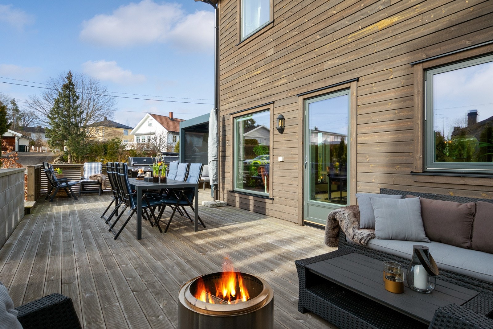 Boligen har utgang fra stuen til en sydvestvendt terrasse på ca. 58 kvm Galleribilde