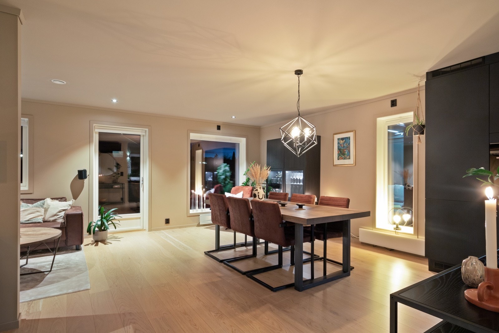 Det er gulvvarme i hele første etasje, og i allrommet ble det montert en varmepumpe i 2023. Galleribilde