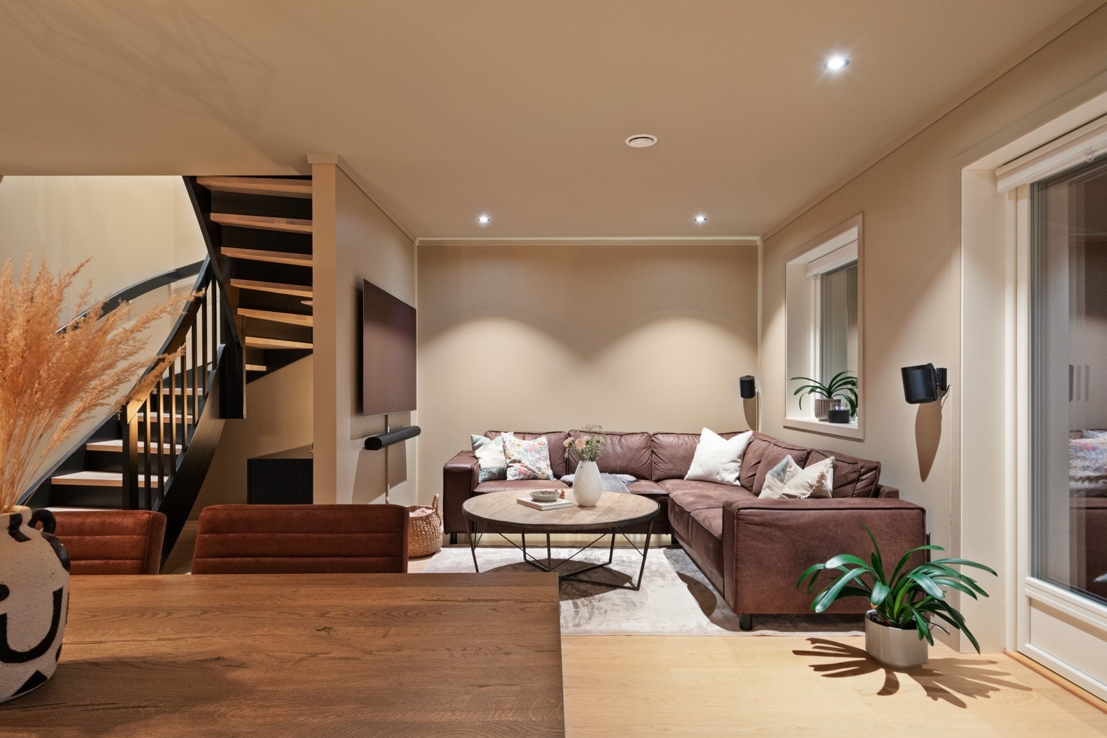 Møbleringsfriheten er god, og rommet har utgang til en sydvestvendt terrasse på ca. 58 kvm. Galleribilde