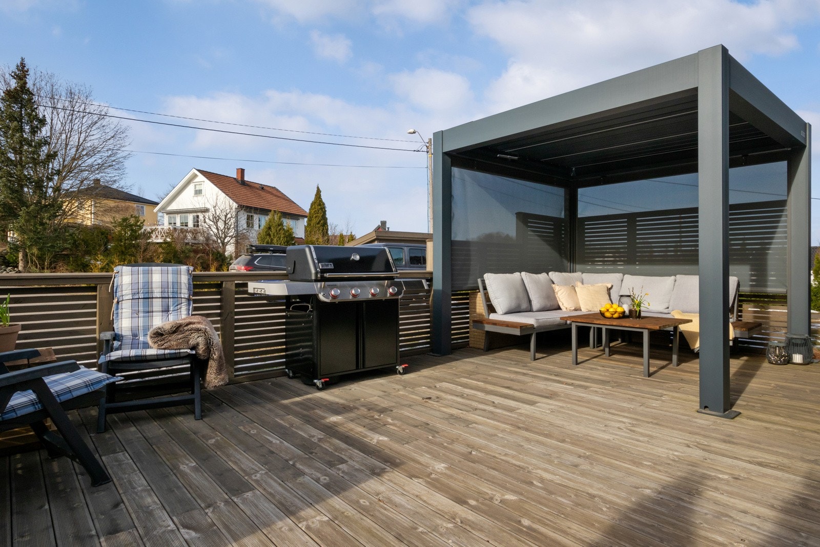 I 2023 ble det satt opp en moderne pergola med motorisert tak og stemningsfull LED-belysning Galleribilde