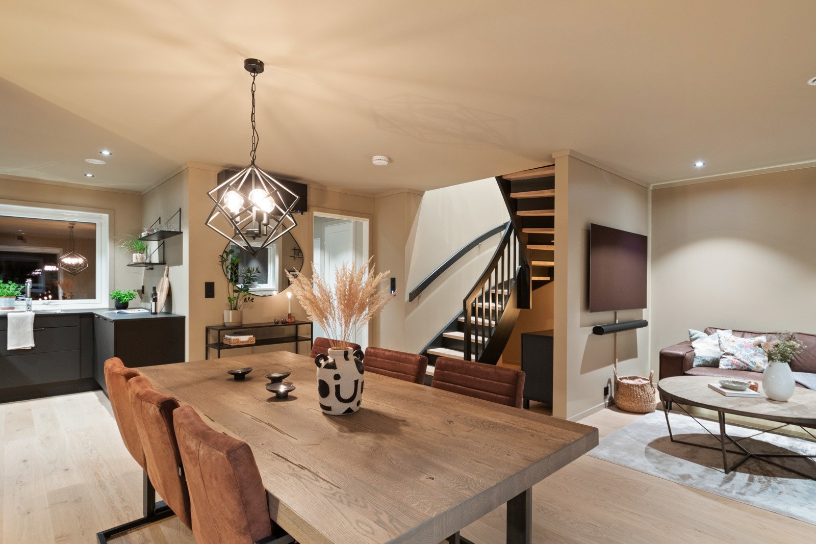 Allrommet er holdt i en lun kombinasjon med en varm beigetone på veggene og gyllen parkett på gulvet, og det er montert downlights i deler av himlingen. Galleribilde