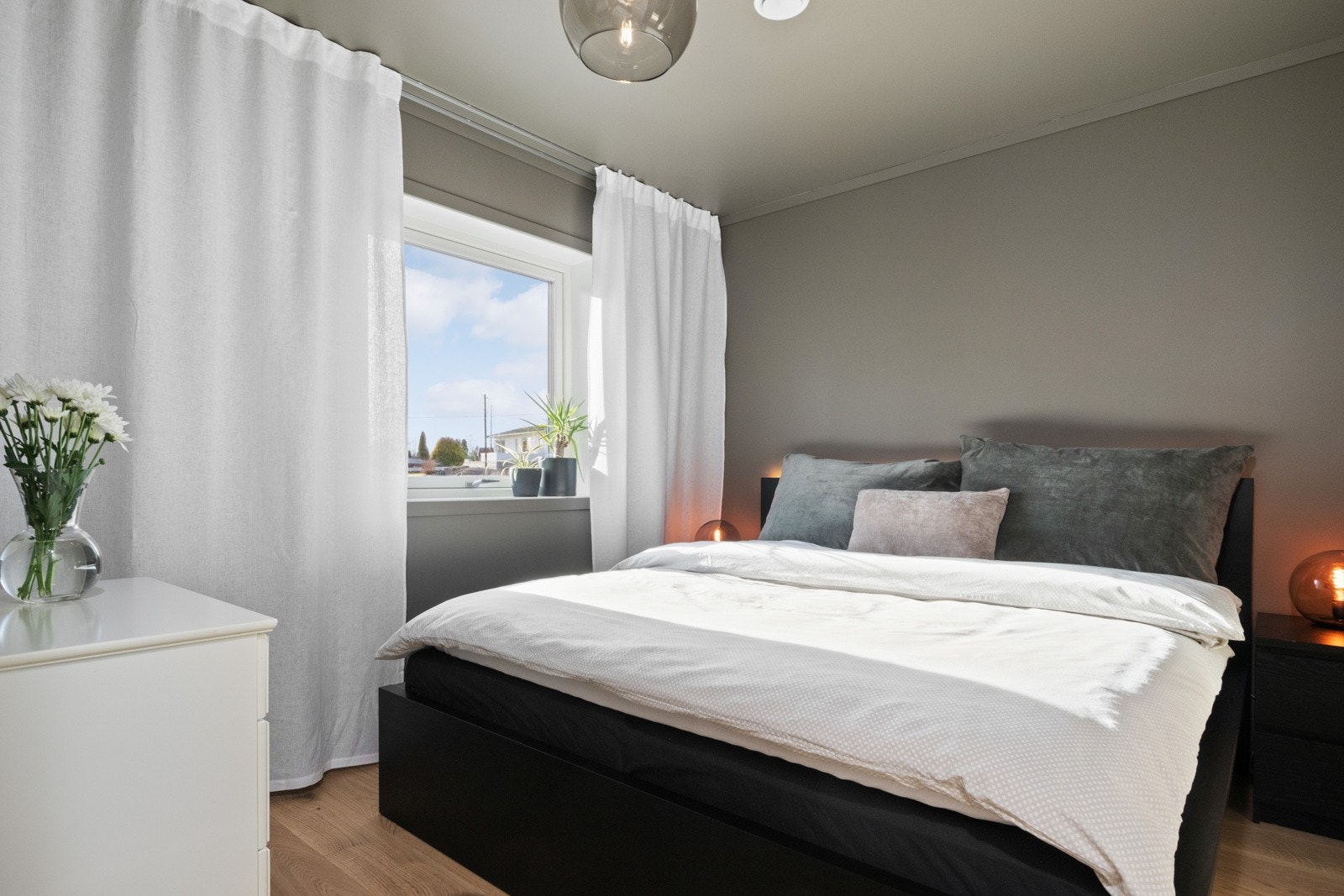 Det er tre gode soverom i boligen, og alle ligger samlet i andre etasje. Galleribilde