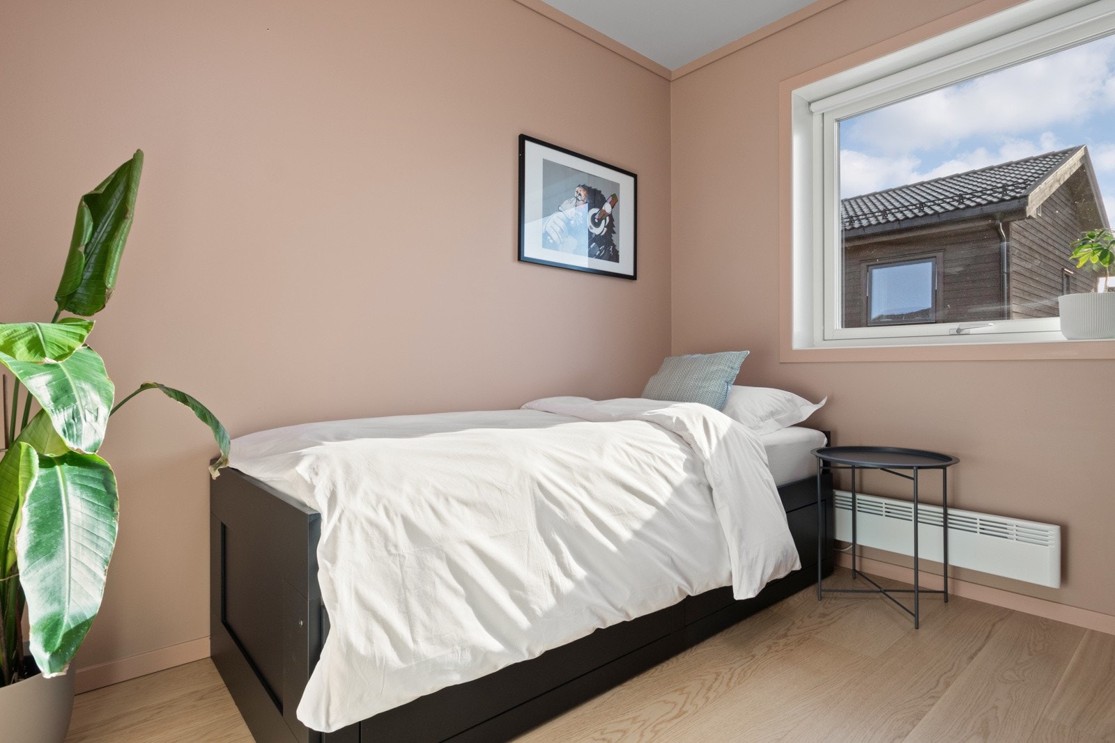 Veggene på soverommene er malt i duse, delikate farger som står godt til parkettgulvene, og rommene har store vinduer som sørger for rikt, naturlig lysinnslipp. Galleribilde