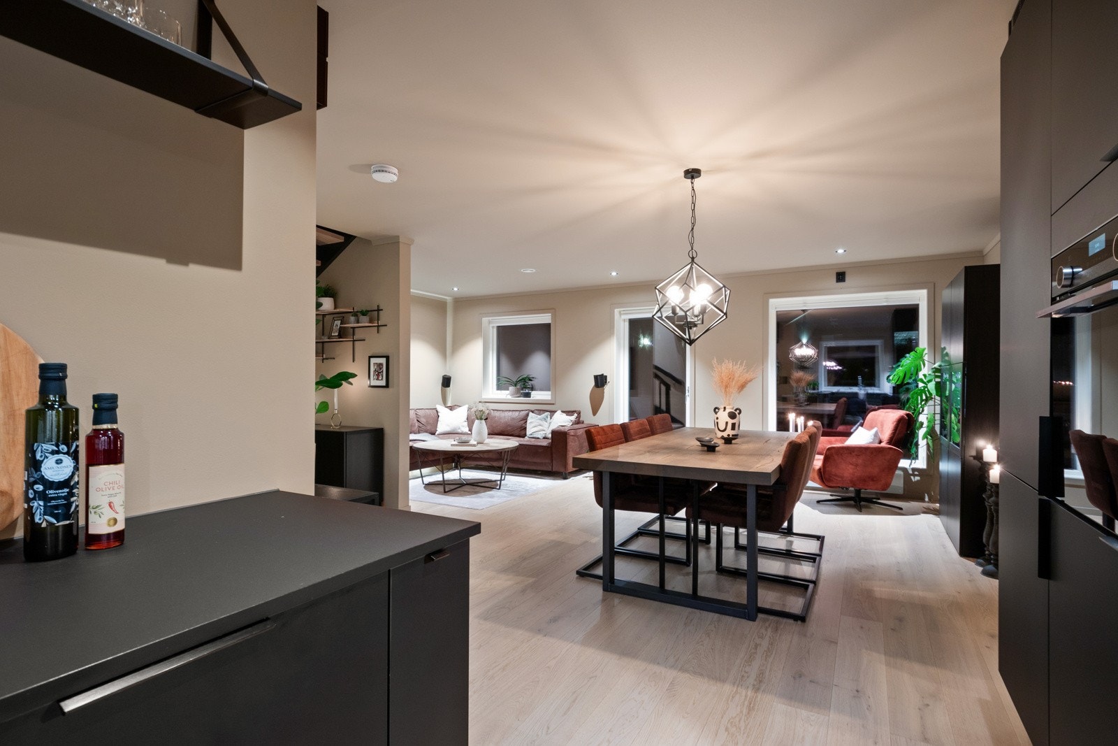 Stuen ligger i åpen løsning med kjøkkenet, og sammen danner de et luftig og innbydende allrom som dekker store deler av første etasje. Galleribilde