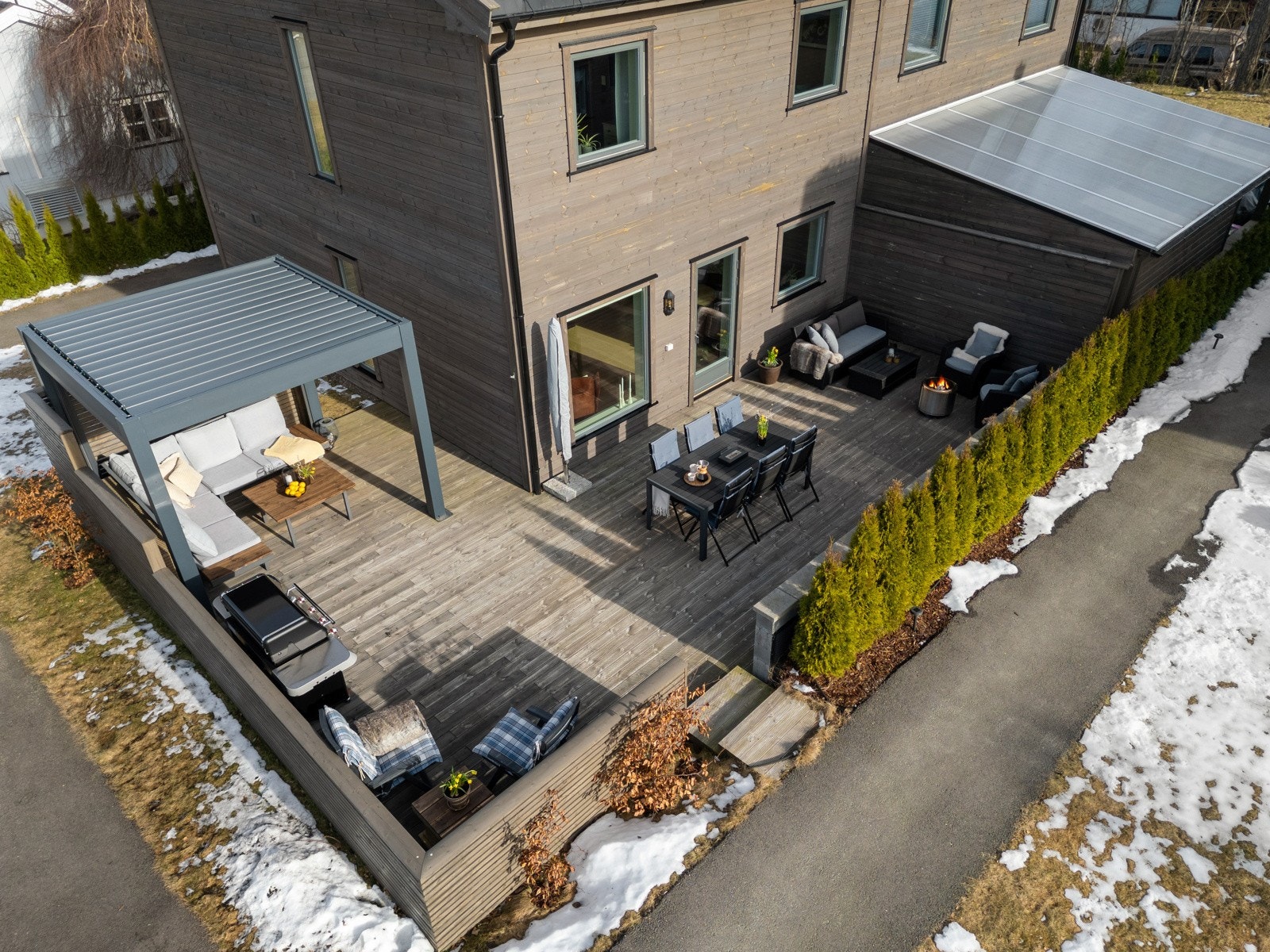 Tomten er pent opparbeidet med plenarealer, vintergrønn hekk, prydbusker og asfaltert gårdsplass, og det er boltreplass for de minste i en flat, solrik hage. Galleribilde