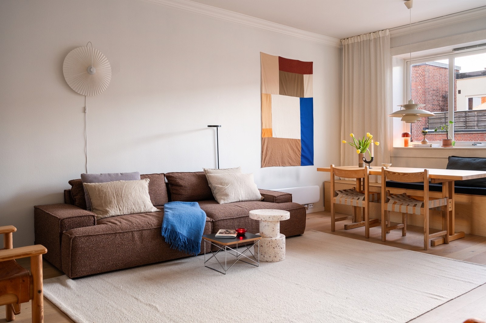 Stuen er stor og innbydende med gode innredningsmuligheter. Galleribilde