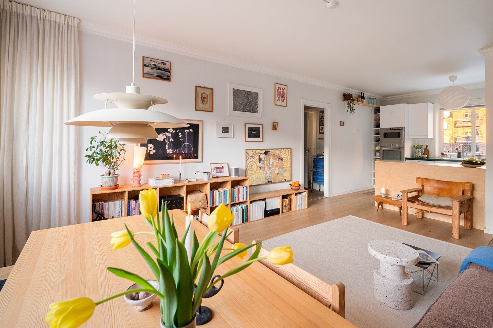 Planløsningen er gjennomgående med godt med lys inn fra to sider. Galleribilde