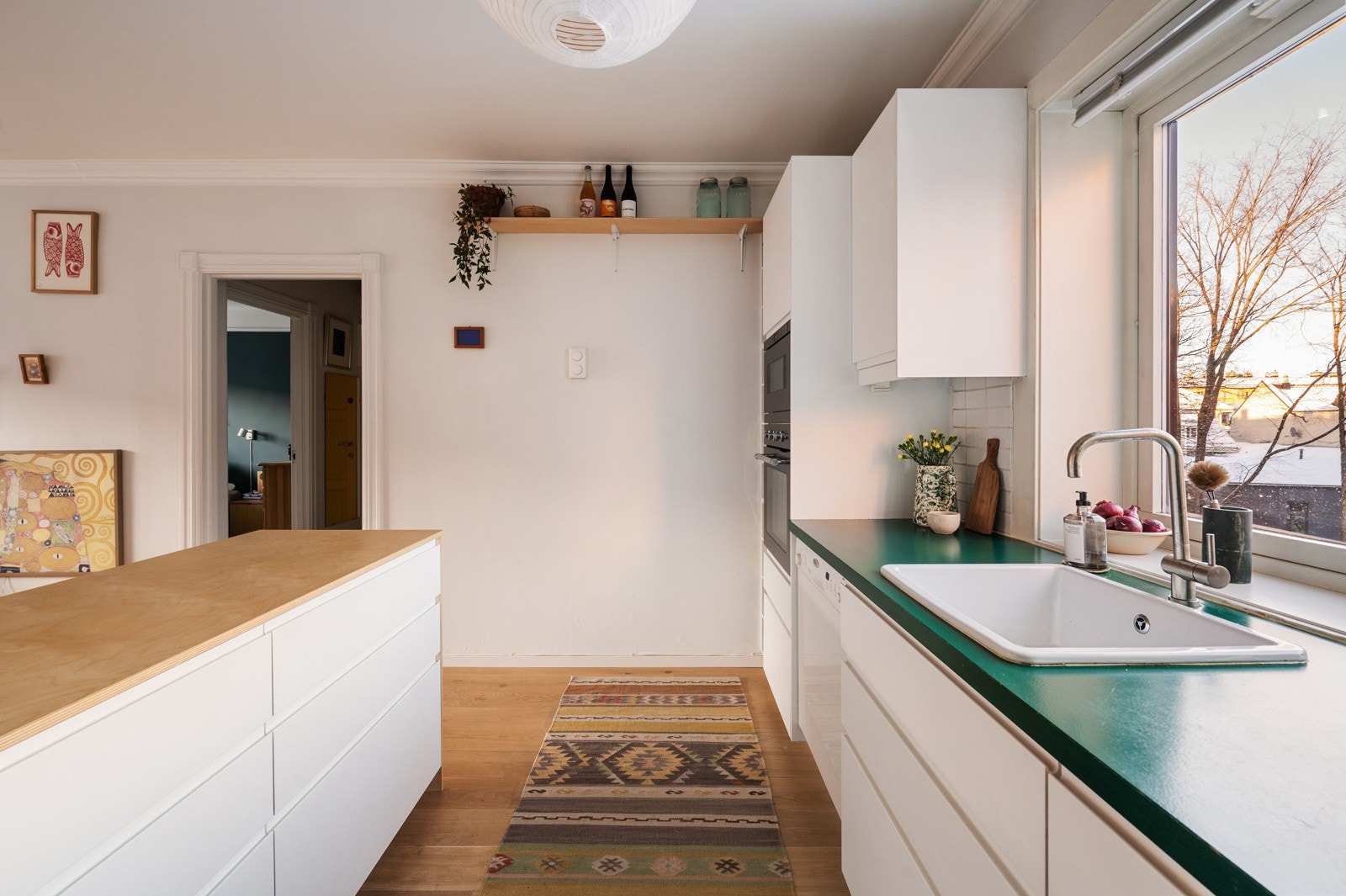 Kjøkkenet ble oppgradert av tidligere eier i 2016 og fremstår pent og innholdsriktg. Galleribilde