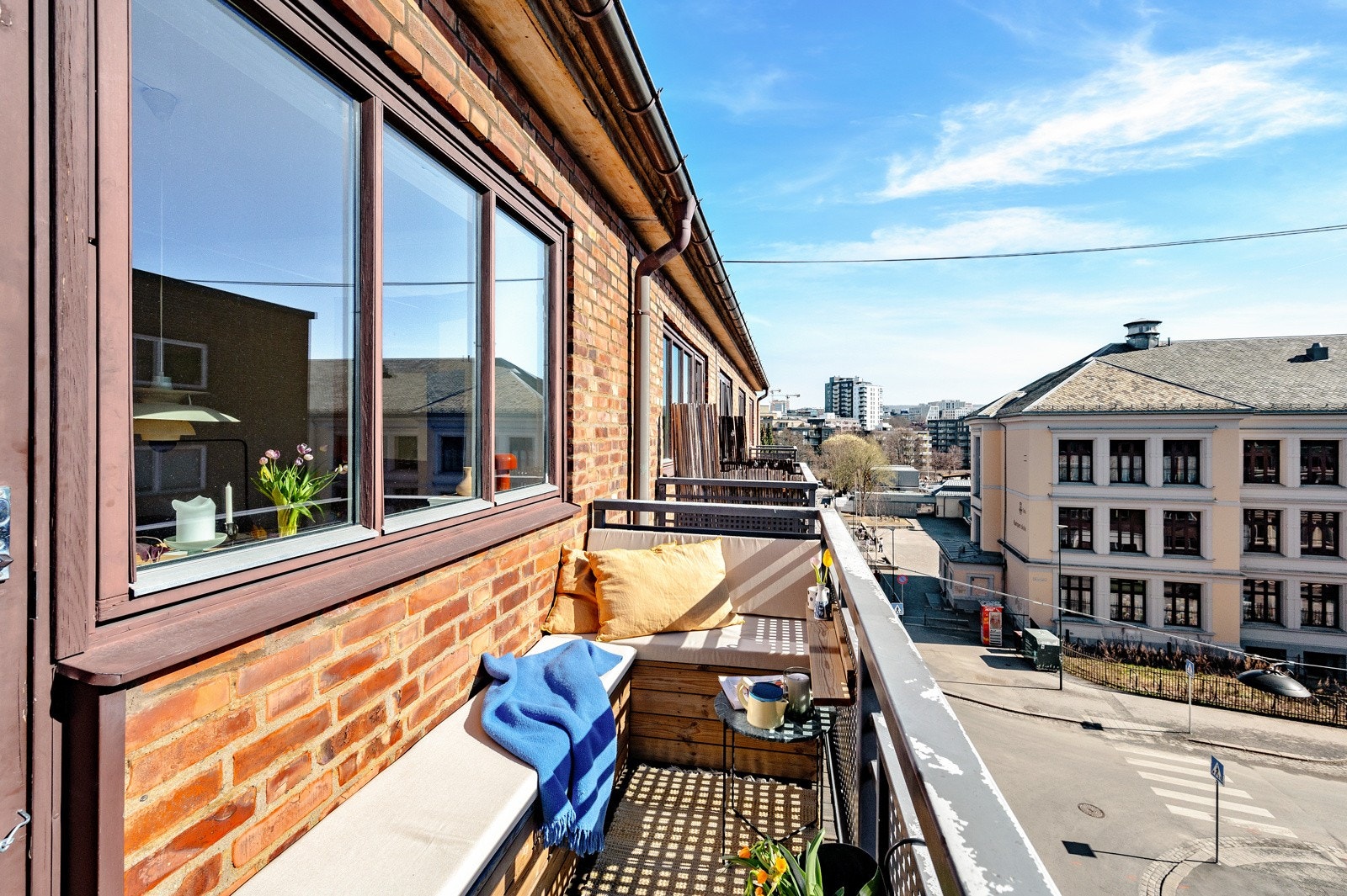 Balkongen er på ca. 4 kvm og gir en herlig forlengelse av leiligheten gjennom vår og sommer. Galleribilde