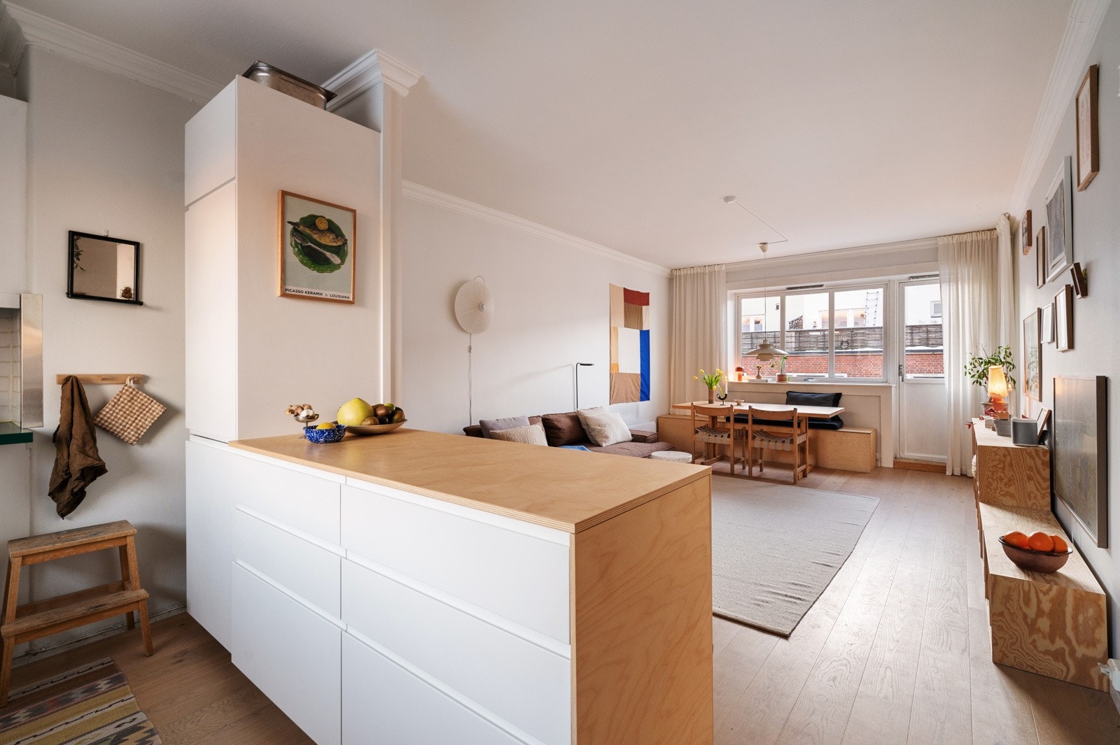 Kjøkkenet ligger i en åpen og sosial løsning mot stuen Galleribilde