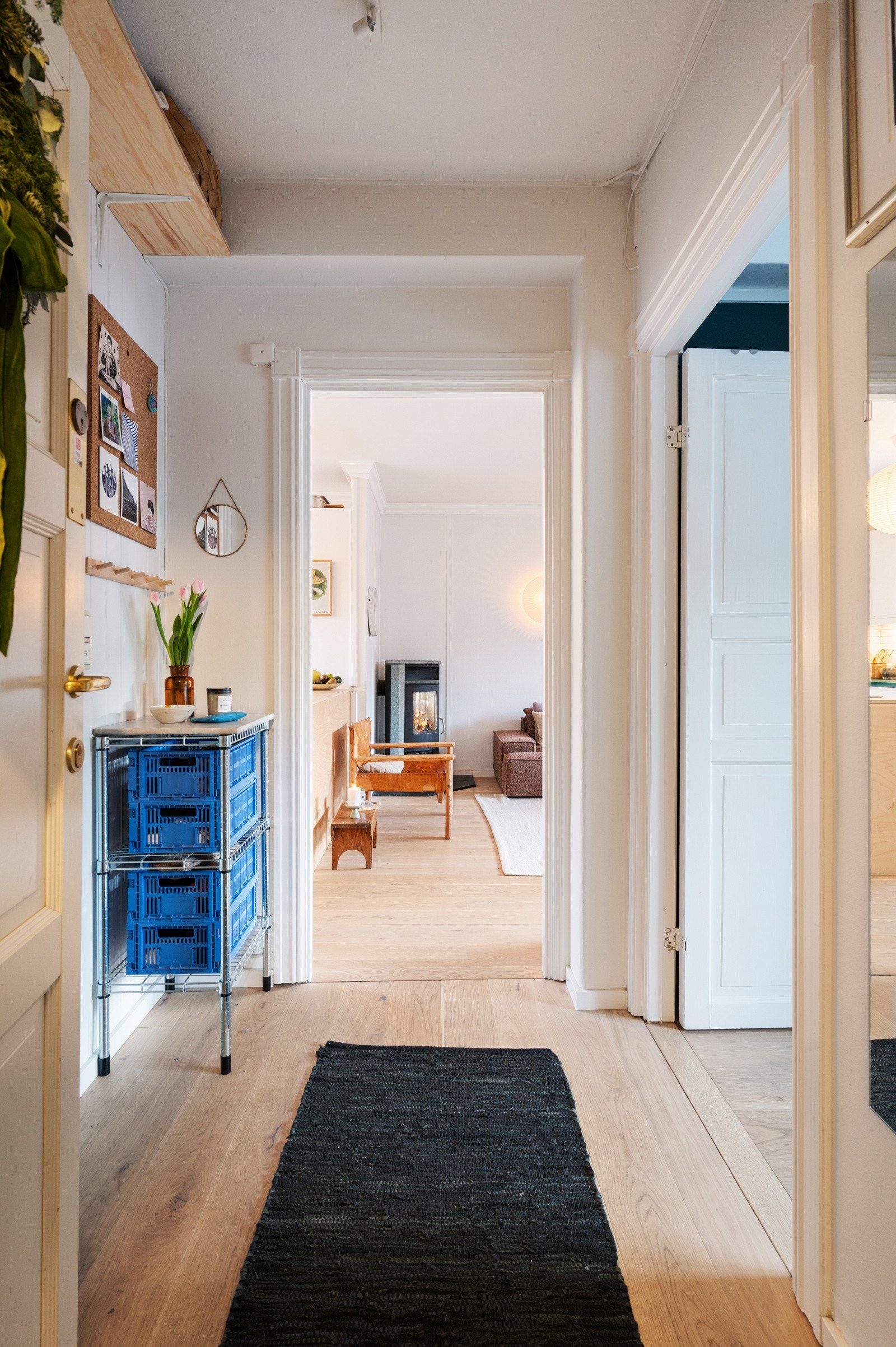 God plass til oppheng av ytterklær. Ytterligere oppbeveringsplass i to eksterne boder. Galleribilde