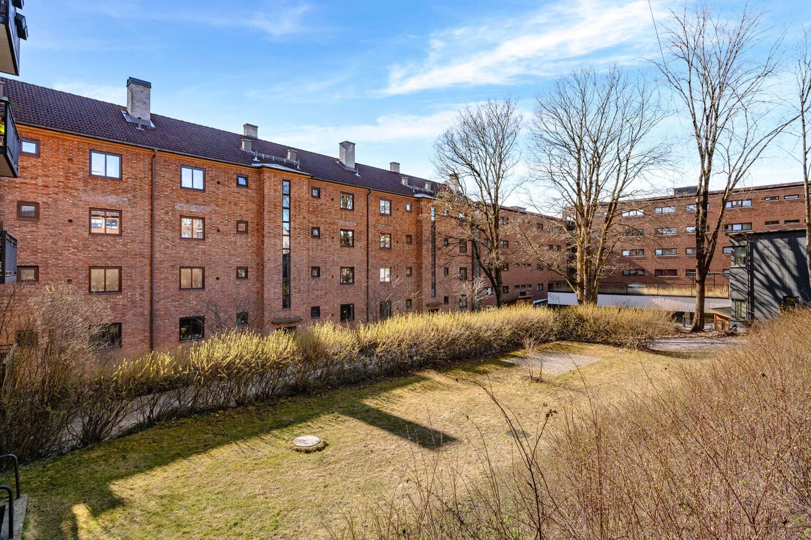 Stor og frodig bakgård til felles bruk for aksjelagets beboere. Galleribilde